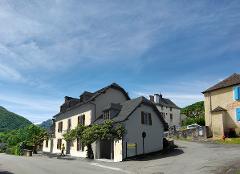 La commune d’Arthez d’Asson recherche un ou des futurs gérants pour son commerce multiservice

Les travaux du futur commerce s’achèveront fin d’été 2026.
La commune recherche un preneur pour gérer l’activité commerciale : restauration, bar, épicerie de proximité.

L’établissement situé au cœur du village et d’une superficie de 175 m² est composé : 
-	d’un restaurant de 40 places intérieures et 40 places en terrasse équipé de matériel et mobilier neufs, 
-	d’un bar avec mise disposition de la licence IV, 
-	d’une épicerie équipée de rayonnages, comptoir, présentoir fruits et légumes. 

Possibilité de logements au-dessus du commerce. 

Aire de stationnement attenante au Multiservice.

Le futur gérant devra : 
-	 être : 
o	motivé,
o	engagé en faveur de la ruralité, 
o	titulaire d’un permis d’exploitation avant le début de l’activité.

-	avoir :
o	une expérience souhaitée dans la gestion d’un commerce de proximité, de bar, de restauration ou de distribution alimentaire,
o	des Capacités de gestion, d’organisation et d’animation, 
o	des connaissances en comptabilité 
o	une maîtrise des techniques culinaires essentielles, ainsi que les normes d’hygiène et de sécurité 

Un cahier des charges est mis à disposition, merci de contacter la mairie d’Arthez d’Asson au 05.59.71.40.15 ou par email : commune-darthez-dasson@wannadoo.fr
Les candidatures sont à envoyer avant le 2 février 2026 à 11h;