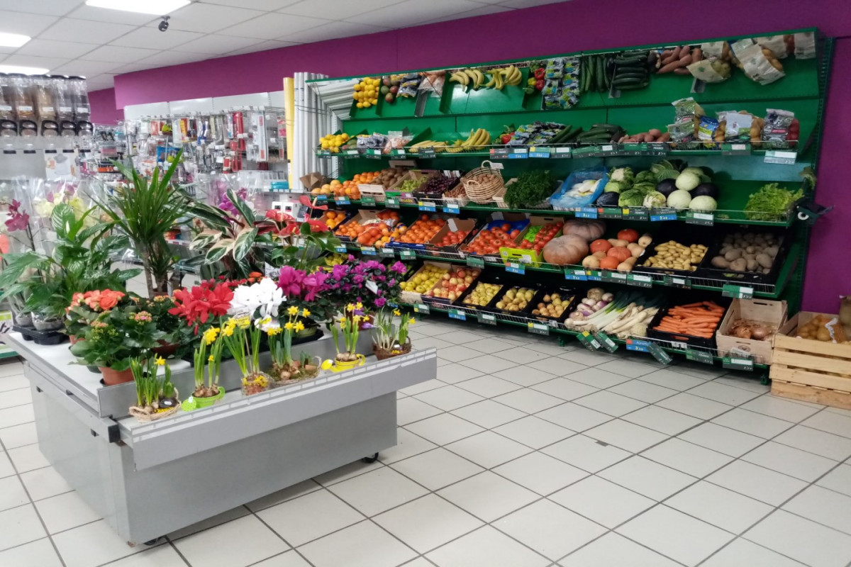 Possibilité immédiate de reprendre un fonds de commerce alimentaire FDJ cadeaux dans des locaux relookés et réaménagés en 2021 (surface de vente 280 m2 + réserve 120 m2). Sur une route à fort passage et dans une commune avec tous les commerces de première nécessité : boucheries, boulangeries, coiffeur, tabac, presse mais aussi écoles, maison médicale et pharmacie. Magasin clé en main sans travaux à prévoir. Nombreux services : Épicerie, fruits et légumes, fromages fermiers & charcuterie/traiteur d'Auvergne à la coupe, vins, poissonnerie traditionnelle, produits locaux, gaz, relais-colis UPS & colis privés et tout récemment FDJ (grattage et tirage), service livraison clientèle. Un grand appartement (F6 rénové partiellement en 2021) complète l?ensemble. Bail refait en juin 2020. CA en progression sur plusieurs années et hors confinement. Affaire idéale pour un couple, pas de salarié à reprendre.