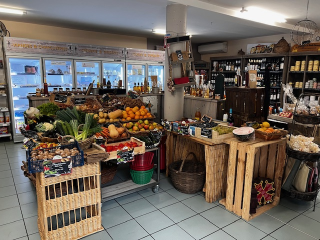 Nous vous proposons une opportunité d’acquérir un fonds de commerce d’épicerie caviste et produits du terroir , situé dans un village classé parmi les plus beaux de France. Cette installation, d’une superficie totale de 130 m², est agrémentée d'une réserve de 30 m², offrant tout l’espace nécessaire pour le stockage et la gestion quotidienne de votre activité.
Ce fonds de commerce se distingue par son emplacement privilégié, attirant aussi bien les résidents locaux que les touristes en quête de produits du terroir authentiques.
 Le village, renommé pour son patrimoine architectural et son ambiance conviviale, bénéficie d’un flux constant de visiteurs, garantissant un excellent potentiel de développement.
Ce fonds de commerce représente une excellente opportunité pour un entrepreneur désireux de s'installer dans un cadre idyllique tout en profitant d’un marché porteur. Pour toute information complémentaire ou pour organiser une visite, n’hésitez pas à nous contacter.