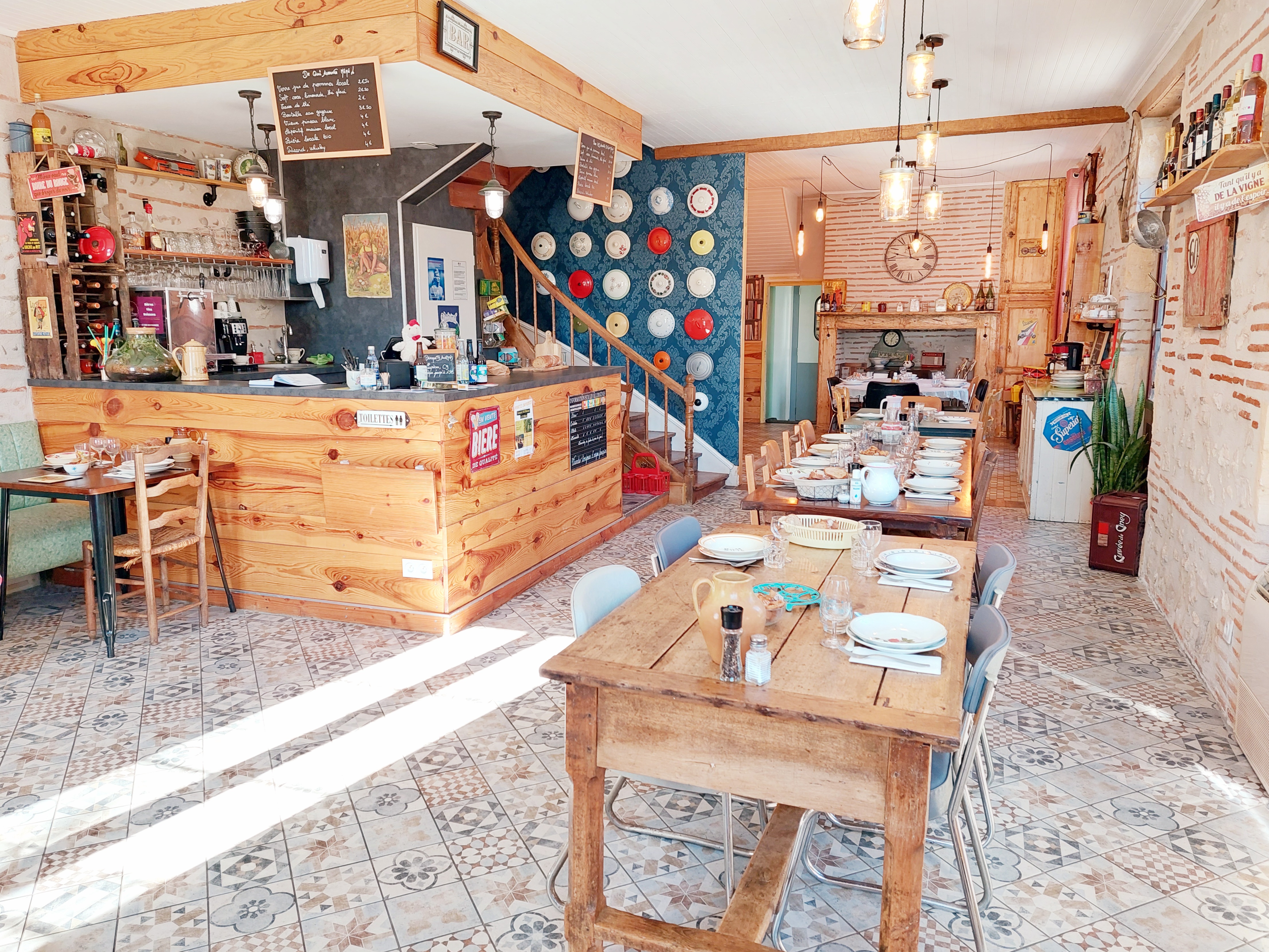 🍽 Restaurant traditionnel de 40 couverts ouvert les midis de la semaine (hors jours fériés) affichant complet quasiment tous les jours
⛪️ Dans un petit village du Lot-et-Garonne (47), sur un axe très passant, proche de toutes commodités
👩‍🍳👩‍🍳 2 temps pleins (sans expérience du métier à l'ouverture)
😋 Profil recherché : bon vivant qui aime travailler des produits locaux et faire plaisir à ses gourmands clients
🏠 Le foncier : salle + cuisine + réserve + appartement 2 chambres + bureau + 2 garages + 1800 m2 de terrain arboré + arbres fruitiers 
🍎🐷 Grosse liste de fournisseurs locaux et sérieux établie, et transmission des recettes, tuilage possible
🎯 Nombreuses possibilités de développement pour celui qui désirerait aller plus loin (terrasse, augmentation de l'ouverture, traiteur, portage de repas, pâtisserie etc...)

Une des Cocottes déménageant hors département, le restaurant Mémé Cocotte est à acheter !
(Possibilité d'acquisition des murs)