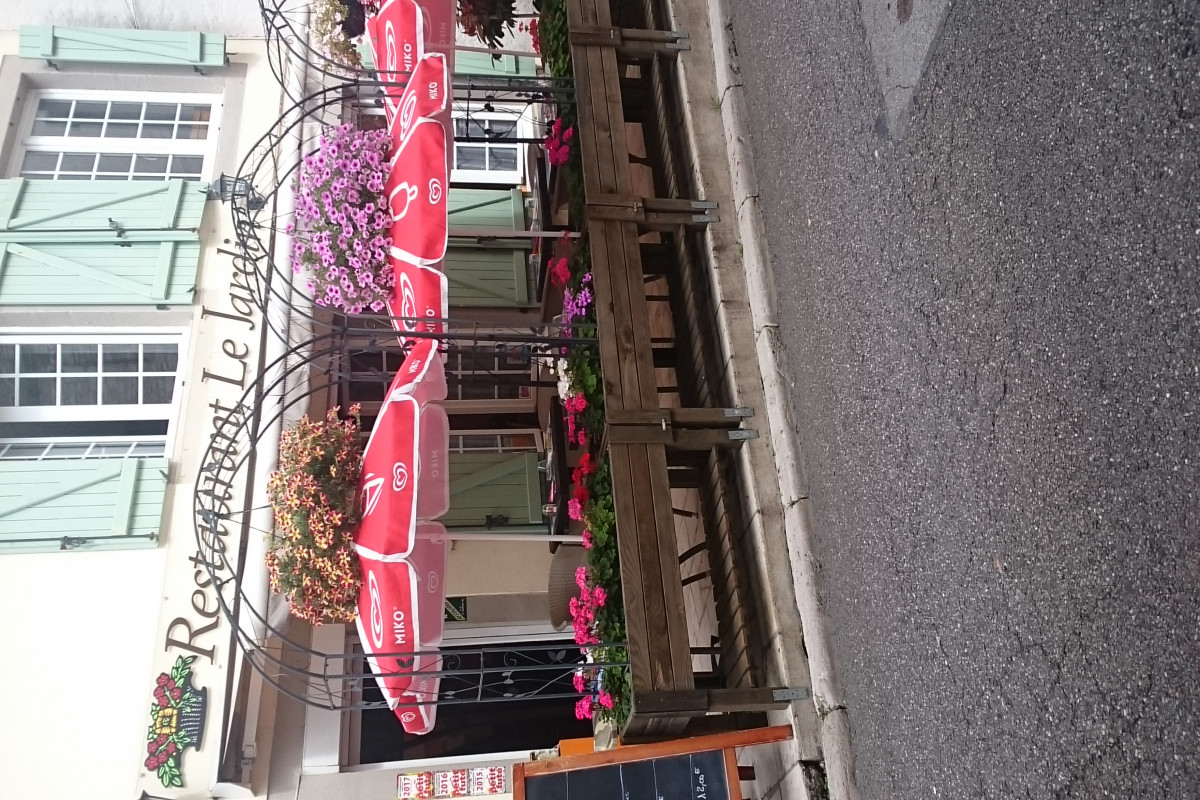 l'âge de la retraite a sonné mon souhait que le restaurant puisse continuer 
à vivre après mon départ ilet complétement équiper il y a 2 salles une au
rez-de-chaussée et une à l'étage chacune de 20 places plus 2 terrasse une de 12 places et une autre de 40places c'est un très beau petit restaurant