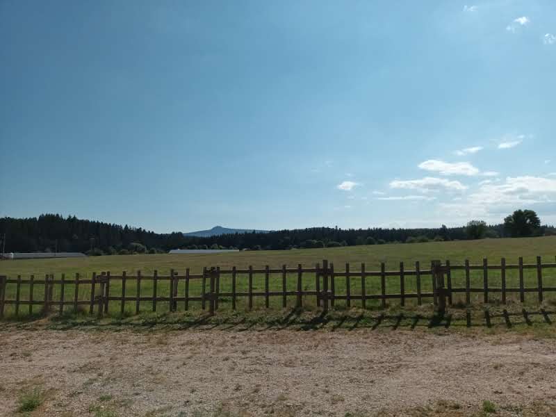 UN RESTAURANT AU CŒUR D’UNE NATURE PRESERVEE
En Haute-Loire, à proximité du lac de Lavalette et de sa base de loisirs, Chenereilles est un authentique village de plus de 300 habitants.
Panorama exceptionnel sur le Lizieux et les Sucs d’Yssingeaux, située à 1h45 de Lyon et 50min de St-Etienne, la commune est traversée par des chemins pédestres et connait une forte fréquentation touristique.
Commerces et services à 10 minutes à Tence.

UN RESTAURANT AU COEUR DU VILLAGE
Rénovation d’un bâtiment existant et extension de ce dernier en vue d’accueillir un restaurant d’une capacité de 30-40 couverts complétés par une terrasse. Une licence IV est disponible sur la commune. 

MODALITES DE REPRISE et ACCOMPAGNEMENT
Aides financières possibles / Avantages fiscaux (ZRR)
Bail commercial, achat d’équipements à prévoir
Possibilité de louer un logement communal
DESCRIPTIF
Accueil-bar lounge de 37 m²
Cuisine de 26 m²
Salle de restauration de 55 m²
Terrasse de 36 m² avec vue dégagée sur le Lizieux 

Travaux d’aménagement réalisés par la commune. Livraison du bâtiment prévu pour fin 2026.