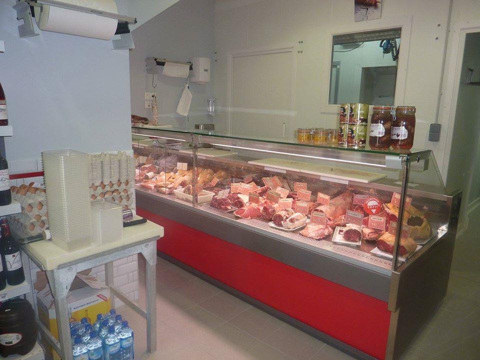 CAUSE RETRAITE FOND DE COMMERCE MULTISERVICES BRASSERIE EXPLOITABLE IMMEDIATEMENT SANS TRAVAUX A REALISER: 
Bastide au coeur du Sud Ouest commune authentique , emplacement n°1 avec parkings, terrasse XXL sous ses cornières privatives,  proximité immédiate agence bancaire, pharmacie et mairie. 
Idéal projet pour professionnels issus du commerce alimentaire et ou de la restauration ou familial, très bonne affaire tenue depuis 3 générations connue sur zone et au delà, excellents résultats avec potentiel de développement, aucuns travaux à prévoir, accès PMR, méga vente extérieure possible, aucun salarié à reprendre. 1ére mise sous location cause départ en retraite.
FOND DE COMMERCE: Epicerie, tabac presse, vente de gaz et dépôt de pain, boucherie charcuterie, traiteur avec présence sur les marchés locaux et portage de repas, événementiels ponctuels avec animations musicales, fournisseur de clubs sportifs et associations. Rénovation complète en 2011: carrelages, faïences, isolation, climatisation, électricité, sanitaires, sécurité, agencements des locaux techniques et sociaux, matériels réglementaires. Aucun droit de place à payer.
SURFACE DE VENTE ALIMENTAIRE EPICERIE GENERALE/BOUCHERIE: sans aucune franchise ni affiliation, fournisseurs locaux et distributeurs historiques, gondoles, frigo, vitrines, caisse enregistreuse, informatique, intra com en parfait état, ERP aux normes régulièrement vérifié. Réserve produits secs et matériel, banc fruits et légumes, présentoirs extérieurs, tables et chaises. Tournée possible.  
BRASSERIE: parfaitement rénovée, cosy et fonctionnelle avec son comptoir d'accueil, salle de restaurant 15 couverts, possible jusqu'à 100 personnes en extérieur. Soirées concert et animations gastronomiques à thème. Animaux acceptés; Référencements moteurs de recherche CHR. Pas de site internet mais à prévoir pour le dernier boost de cet établissement rare sur zone !!
Curieux et négociateurs en herbe s'abstenir: résultats comptables présentés lors de la visite sur place aprés transfert des identités et garanties de financement exigées. Prix de vente Hors Taxes. Loyer trés modéré.
