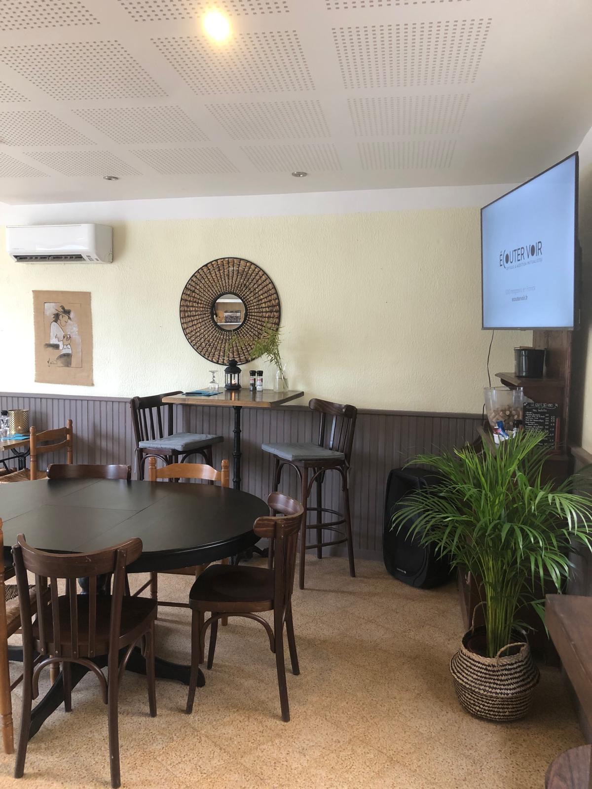 A vendre pour cause départ à la retraite, Fonds de Commerce situé sur la commune dynamique de MEZEL, à 15 minutes de la préfecture des Alpes de Haute Provence.
La Brasserie dispose d’un emplacement privilégié situé au cœur du village avec divers parking gratuits à proximité.
L’établissement est entièrement équipé dont un four à pizza et propose 20 couverts en salle et une belle terrasse ombragée extérieure de 60 places.
Au sous-sol le local dispose de 2 caves et à l'étage un appartement T3 à rafraîchir.
Licence IV.
Clientèle du secteur fidélisée, et fort passage en saison (route du lac de Sainte Croix et des Gorges du Verdon).
Idéal pour un couple.
Belle affaire, saine, à fort potentiel.
Bail 3/6/9, Loyer faible de 690 euros/mois.
Prix : 75 000 euros