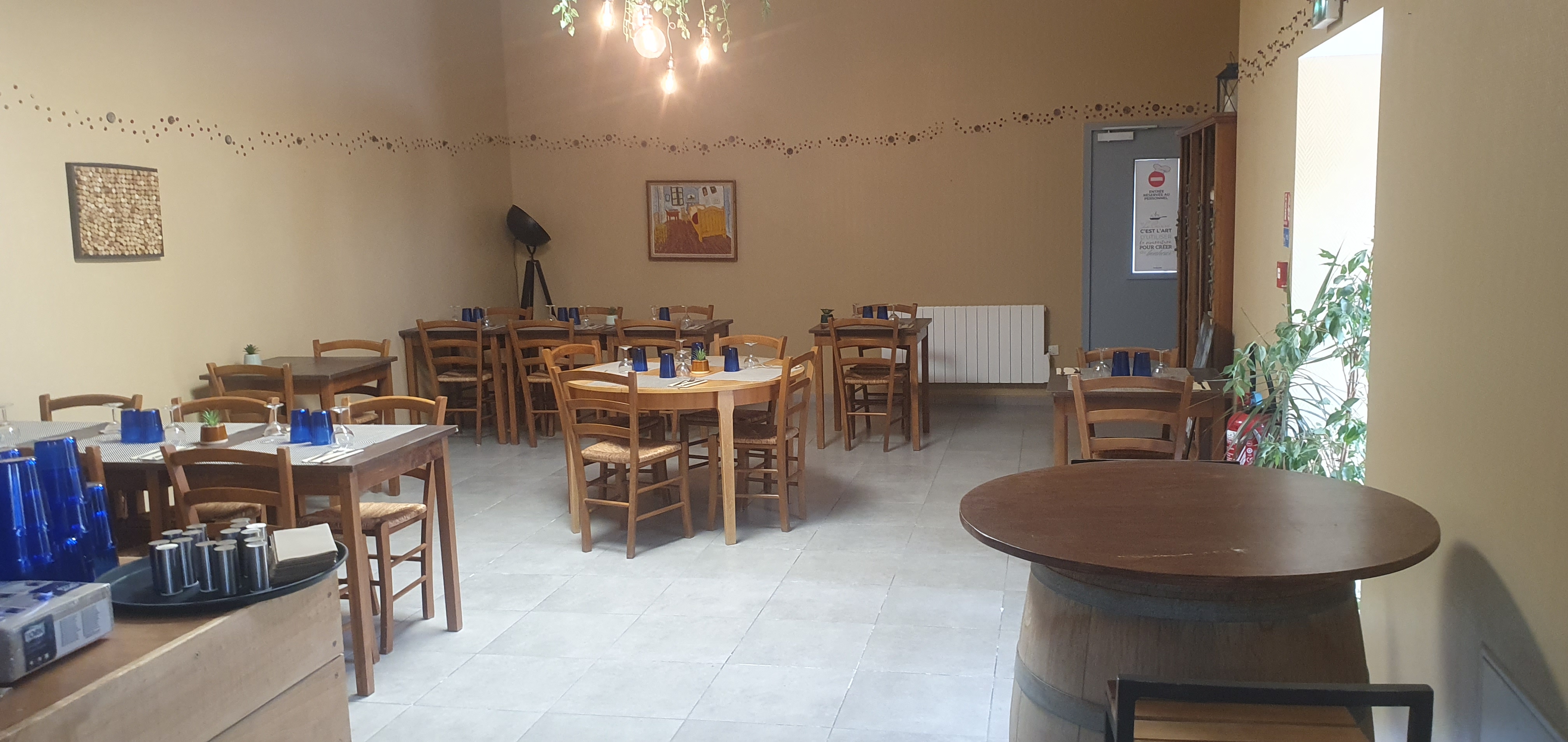 Pour cause de santé nous vendons 100% des parts de notre SAS (sans dettes ni crédit en cours). Le bar restaurant, licence IV, 30/40 couverts à l'intérieur et terrasse magnifique de 50 à 80 couverts voir plus (possibilité d'organiser des animations) une salle de jeux indépendante avec baby foot , un jardin, un garage pour le stockage, un logement T4 indépendant. Les bâtiments appartiennent à la mairie. Le bar restaurant et la cuisine ont été rénovés entièrement, tout est aux normes.
La réputation est excellente sur les réseaux et par le bouche à oreille. C'est un établissement en pleine expansion situé dans le marais poitevin, lieu touristique, 1 parcours Terra aventura passent depuis cette saison devant l’établissement, parking de 70 place à quelques dizaines de mètres. 
Le plus, nous avons développé un concept de raclette à volonté l'hiver qui rencontre un franc succès aves une clientèle qui vient de 100 km à la ronde. Premier contact par téléphone. CURIEUX ET AGENCE S'ABSTENIR .