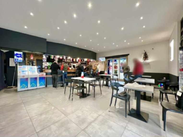 ➡ Fond de commerce Café-Bar-Restaurant, FDJ et PMU. Aucun travaux à prévoir, refait à neuf il y a seulement quelques années.

➡ Cet établissement de 112 m² vous propose une partie bar d'une surface de 64m² environ et une partie salle de restaurant d'environ 30m² pouvant accueillir une trentaine de couverts.
Les deux salles sont climatisées.

➡ Cet établissement possède une cuisine professionnelle tout équipée et très bien entretenue. Une terrasse de 24 places assises sera également utile.

Loyer mensuel de 1150 euros TTC/ mois, et taxe foncière annuelle à la charge du loueur.
Pas de salariés vendus avec le fond de commerce  et aucun contrat fournisseur en cours.