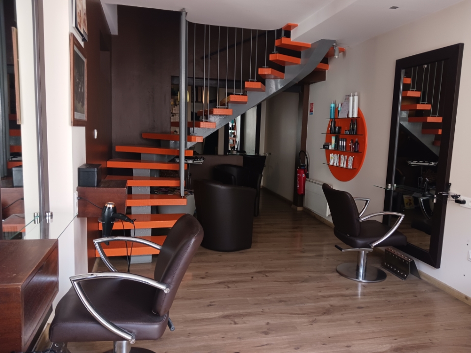 Vend SALON DE COIFFURE MIXTE climatisé, d'une surface de 41m2.  Il se compose au rdc de 3 postes de coiffage, 2 bacs à shampoing, 2 fauteuils d'attente. A l'étage une pièce avec meuble vasque et wc. Salon existant depuis plus de 20 ans, clientèle fidèle, n'attend qu'une nouvelle personnalité pour poursuivre son développement et optimiser ses résultats.