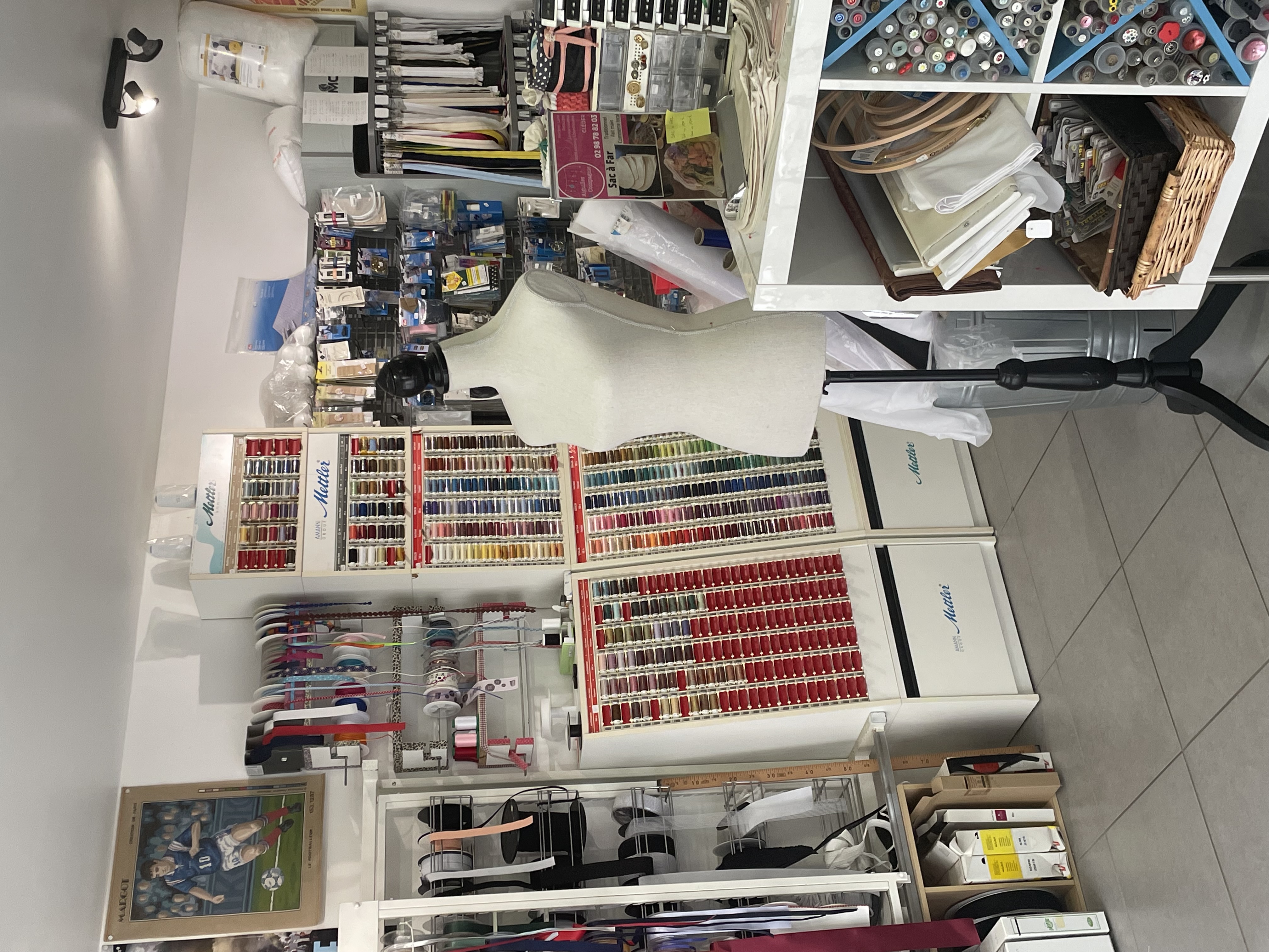 La Mercerie se situe à Cléder, petite ville en bord de mer (2 km) dans le nord Finistère, seule dans un rayon de 20kms
La Retouche est une partie importante dans le commerce
La marque de laine distribuée est PLASSARD (entreprise française)et la partie mercerie est bien achalandée avec des marques comme PRYM,BOHIN,SCHMETZ........
La surface de vente est d'environ 70m2 vous trouverez également une partie ATELIER, LAVERIE,UNE CUISINE,WC
Fond de commerce 14000euros +Le stock
Le local est proposé à la location pour un montant de 600 euros par mois avec la possibilité d'achat des murs commerciaux
Un accompagnement à la reprise par la cédante est possible au moment de la reprise.
Reprise du fond de commerce privilégiée ,mais étude de toute proposition portant sur l'emplacement commercial (pas de porte) avec possibilité de location ou d'acquisition des murs