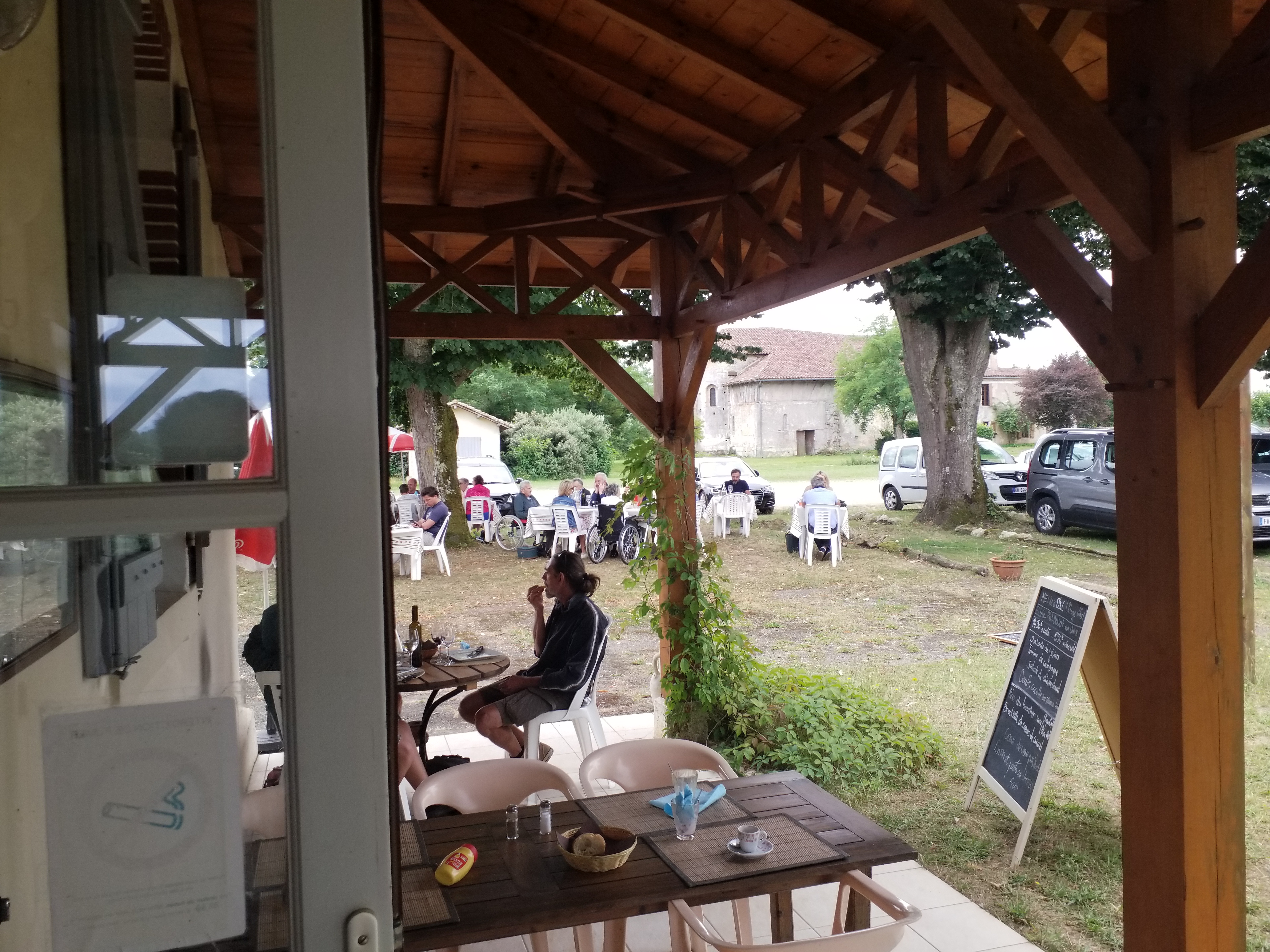URGENT

À vendre cause retraite, ce fonds de commerce restaurant est situé dans le village d’Escalans, dans le Bas Armagnac, proche d’un village de 1280 habitants avec toutes commodités, à 15 minutes du Centre Thermal de Barbotan-Les-Thermes et à 45 minutes de Mont-de-Marsan.
L’établissement a été complètement rénové et mis aux normes ERP en 2006 et régulièrement entretenu. Vous pourrez donc vous installer dans un local parfaitement adapté.
Il n'y a donc ni travaux ni investissement à prévoir.
Accueil de la clientèle : deux salles, un auvent, une terrasse aérée et à l’ombre de tilleuls centenaires, face à une église romane.
Cuisine : Espace chaud, espace froid, espace dessert. Possibilité de créer un laboratoire de traiteur. Deux réserves.

Cette ancienne auberge est une institution locale existant depuis près d’un siècle avec une clientèle fidélisée de locaux, curistes, résidents anglais et belges, marcheurs et cyclistes aux beaux jours.

Les murs appartiennent à la mairie avec un loyer de 662.51€ HT/mois incluant un logement de fonction de 90m² situé au-dessus du restaurant. La commune soutient activement ce projet de reprise et est très désireuse d’accueillir idéalement un couple prêt à redynamiser le seul commerce de ce village menacé de fermeture sans repreneurs.

Le prix du fonds est fixé à 45000 euros négociables.