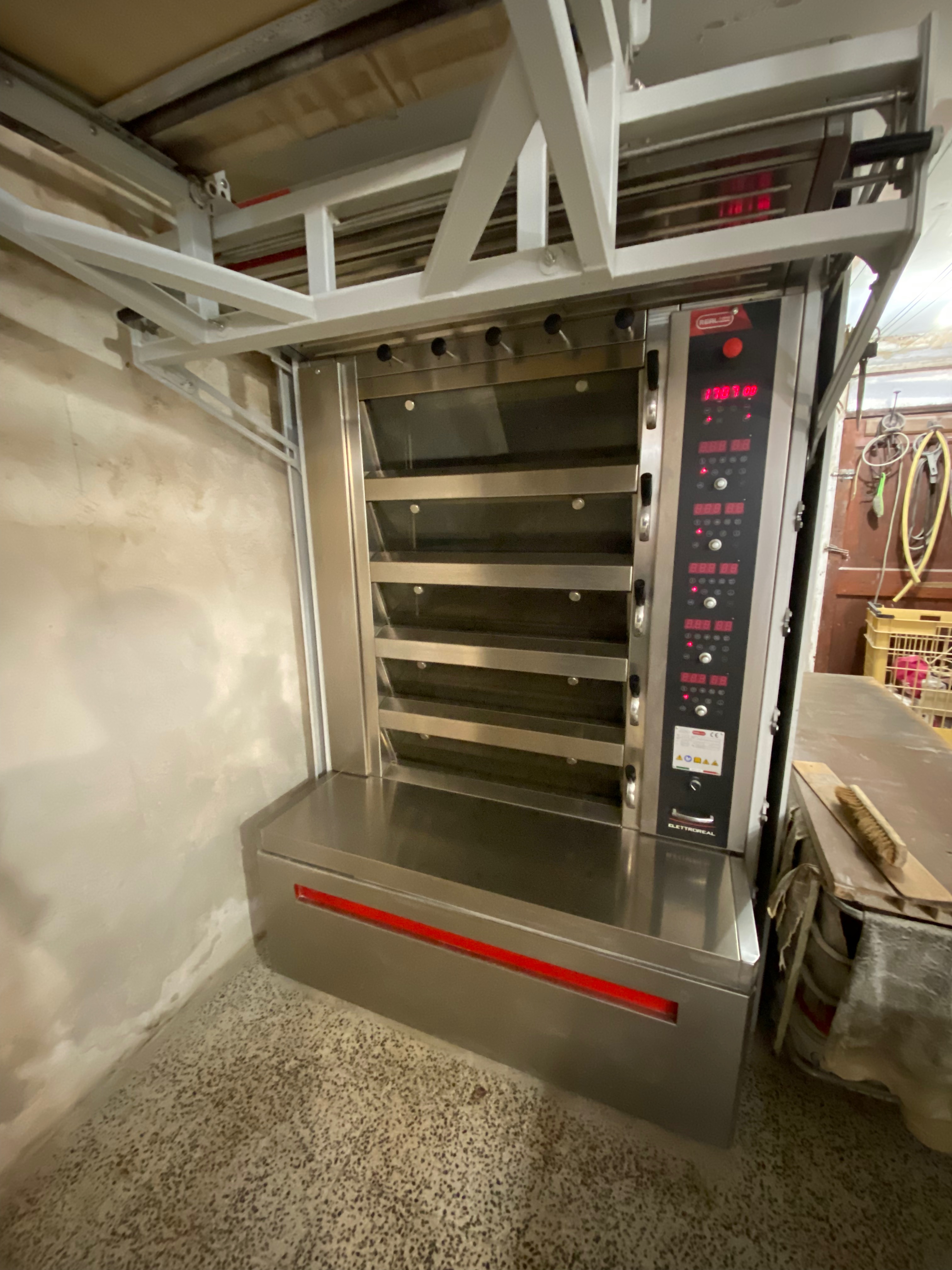 À VENDRE – Fonds de commerce Boulangerie-Pâtisserie – Mornas (84)

Belle opportunité pour artisan boulanger-pâtissier ou couple souhaitant reprendre une affaire saine et rentable. 
Vente pour départ à la retraite. 

Située au cœur du Vaucluse dans un village touristique, cette boulangerie-pâtisserie bénéficie d’une clientèle fidèle et régulière ainsi que d’un emplacement de proximité apprécié. 
Le flux touristique très important représente une réelle opportunité de développement pour ce commerce (partie snacking, sandwicherie, glace, …) 

Local fonctionnel avec espace de vente et laboratoire
Affaire exploitée avec un rythme de travail équilibré
Fournil bien équipé avec four neuf 5 bouches, grand pétrin, 3 chambres de pousses (une dédiée à la pâtisserie), tour réfrigéré et labo pâtisserie séparé. 
Loyer très faible : moins de 700€/mois.  

1 jour de fermeture hebdomadaire
3 après-midis de fermeture par semaine

Les atouts : 
Faible loyer
Clientèle locale fidèle
Affaire saine et bien implantée
Potentiel de développement sur le snacking, la restauration rapide et les tournées
Parkings à proximité

Une affaire idéale pour une première installation ou pour développer une activité artisanale dans un cadre de vie agréable.

Prix de vente :  € 

Renseignements complémentaires et visites sur rendez-vous. Confidentialité assurée.Cause retraite.