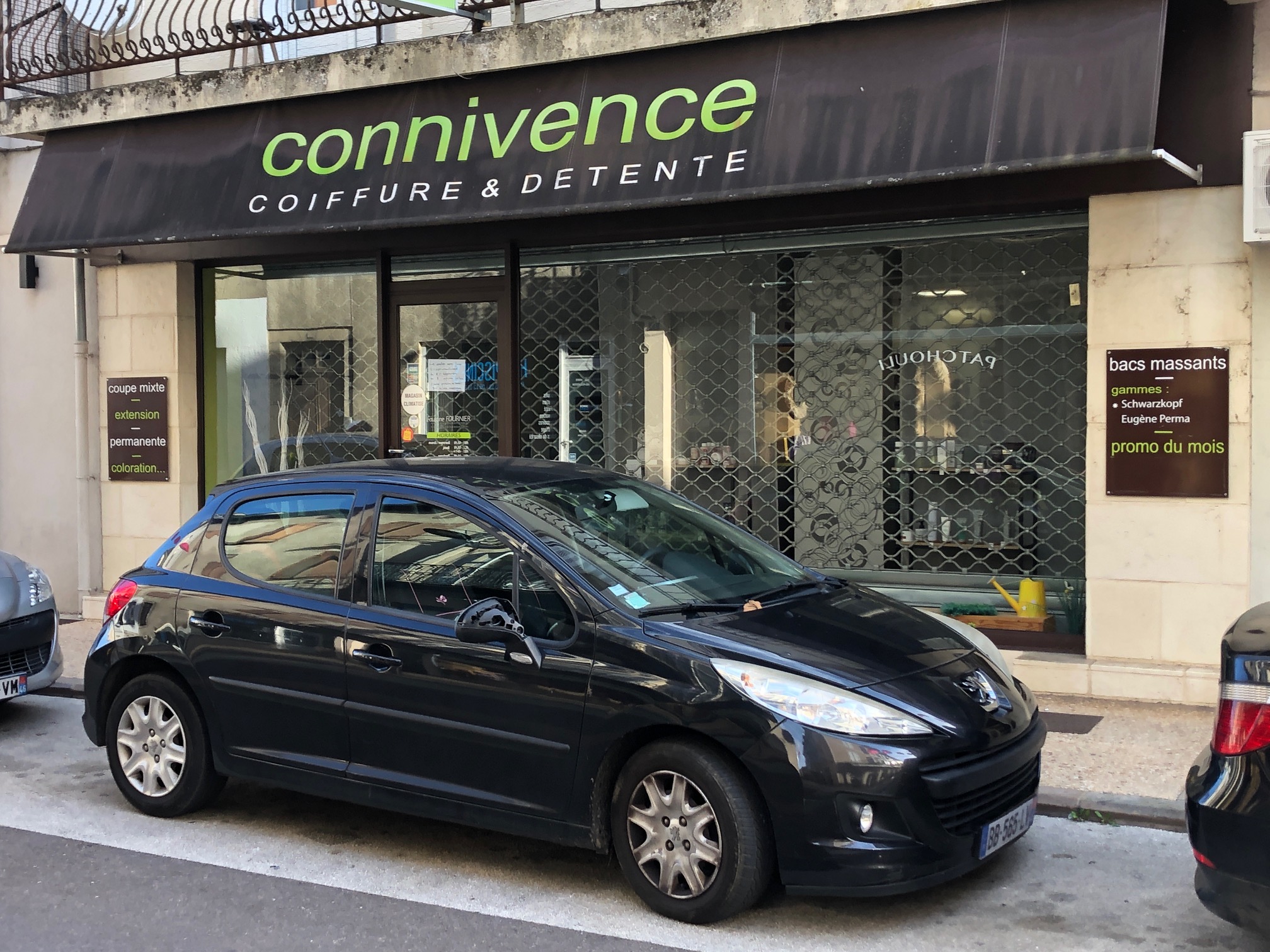 A vendre droit au bail d'un local de 90m2 à Saint-Céré dans le Lot (46) comptant 3500 habitants ville dynamique . Le local se situe dans la rue principale ,emplacement N°1 , réserve, WC, grande vitrine donnant sur la rue et des ouvertures donnant sur la place du mercadial où il y a aussi des commerces. 
Bail neuf 3,6,9 avec un loyer de 900€.
(Photos ancien salon de coiffure )