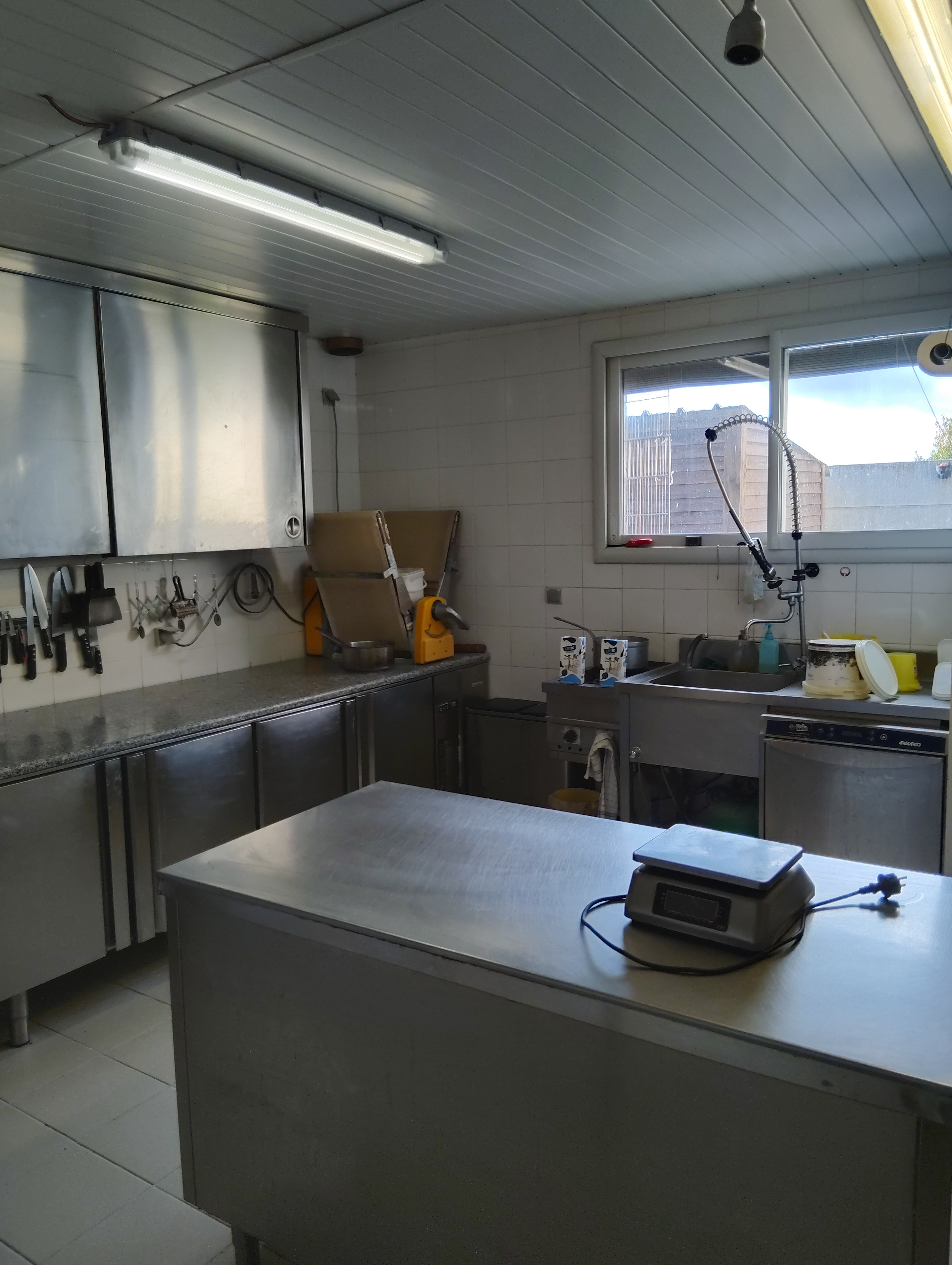 Boulangerie, pâtisserie en centre Bretagne, proche de la forêt de Brocéliande.
Fournil et labo spacieux, grand magasin.
Investissement et révision du matériel régulier.
180000 de chiffre d'affaire avec 5 semaines de congés par an.