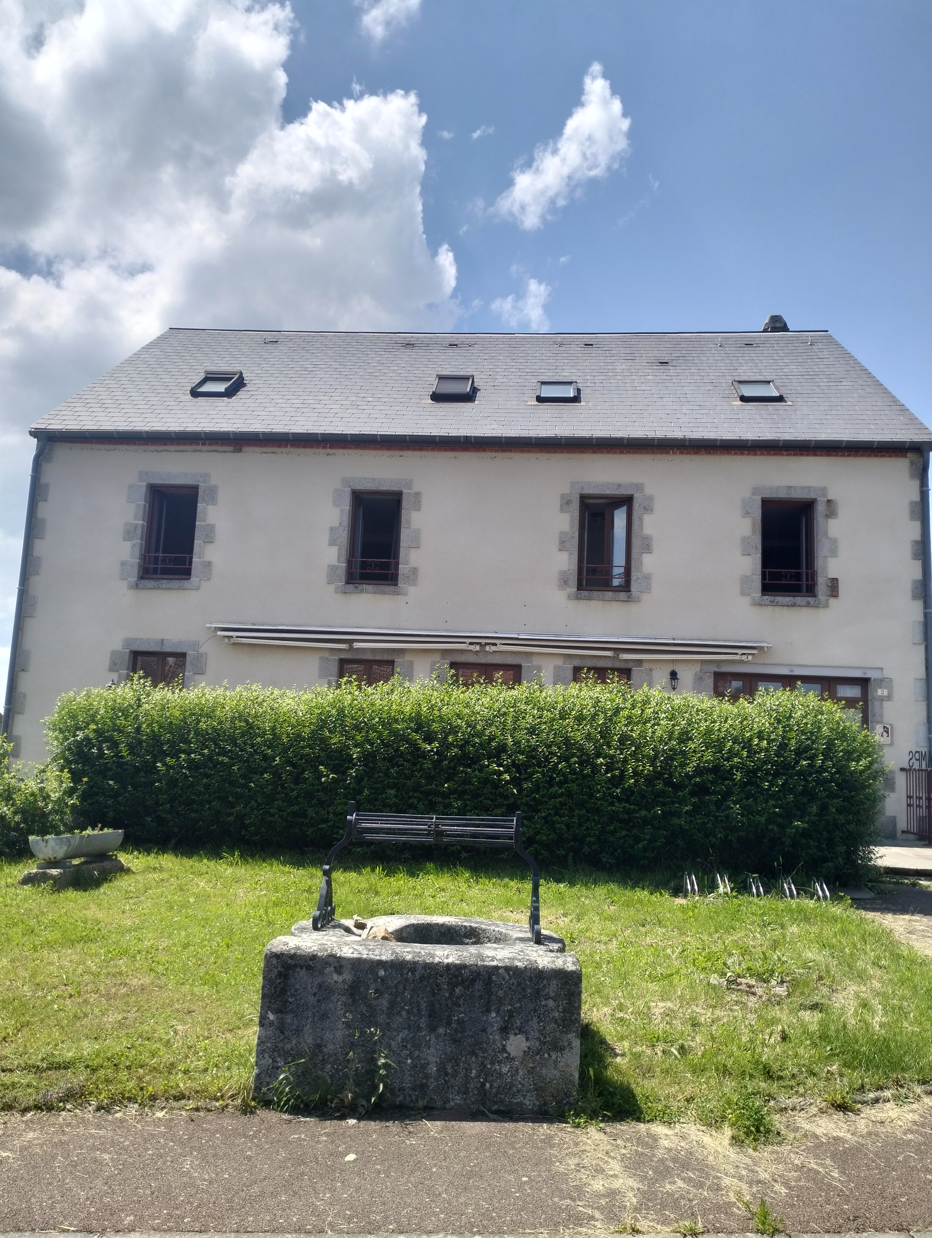 Belle auberge d'un petite village rural du Puy de Dôme, située sur la commune de La Crouzille.
La mairie, propriétaire des murs, propose l'auberge en location (1211.03€/mois). Elle dispose de quatre belles chambres (dans deux chambres familiales), une salle de réception (54 couverts), une petite terrasse (20 couverts) ainsi qu'un appartement de fonction (2 chambres). Des travaux de rafraichissement sont en cours, la cuisine ,quant à elle, sera aménagée aux besoins du nouveau locataire.
Parking voitures et poids lourds.
Passage de la route départementale (bonne visibilité)
Proximité des plusieurs entreprises (Rockwool - St Eloy les mines, Socamon/Auvergne Caoutchouc / IDS - Montaigut en Combraille).
N'hésitez pas contacter la mairie, nous nous ferons un plaisir de vous faire visiter.