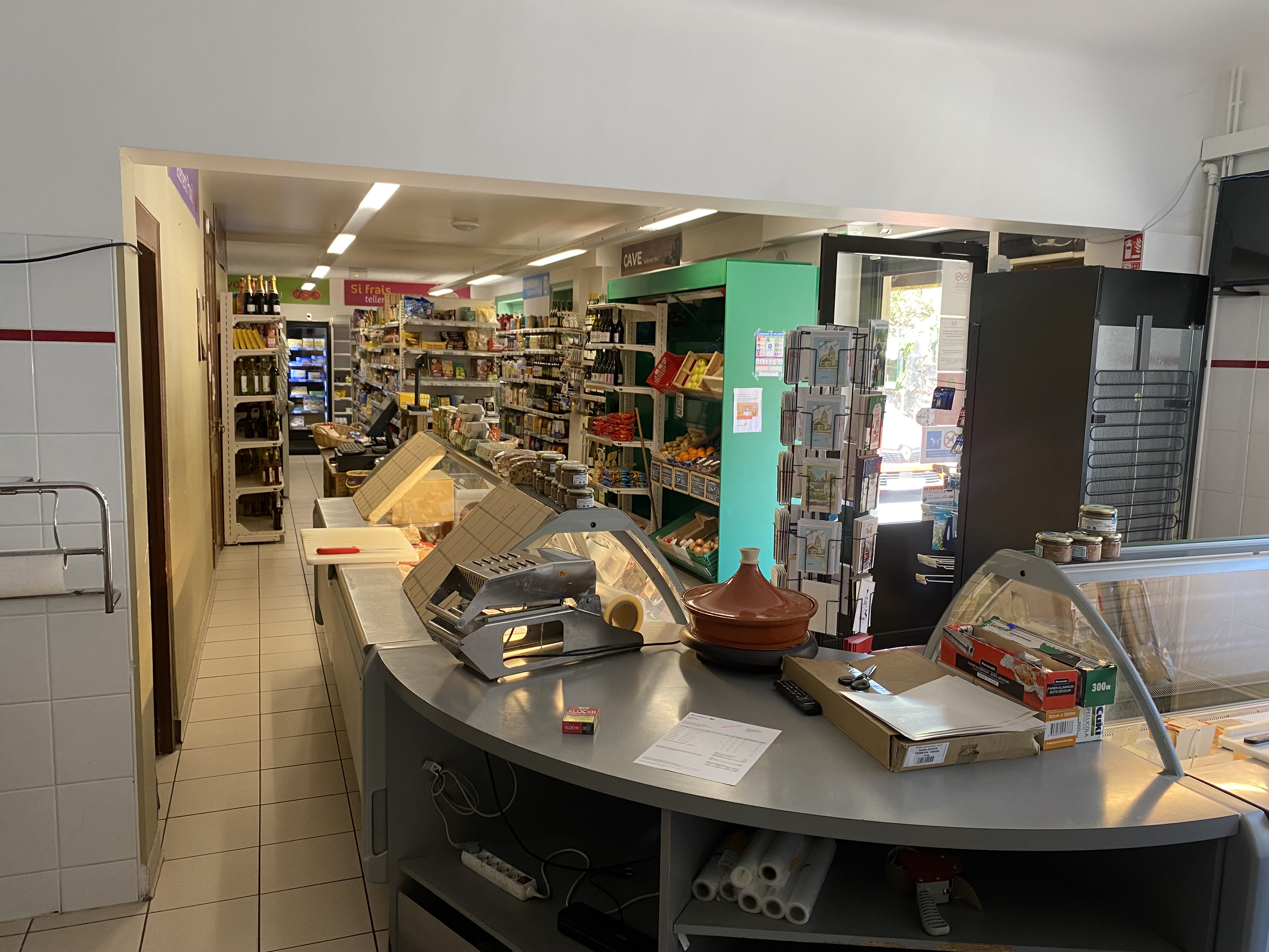 Jolie petite épicerie dans le beau village de LHUIS.
Très touristique.
Appartement de 100m2 inclus dans le loyer
Epicerie rayon traiteur et fromage.
Possibilité de développer le fond de commerce.
Relais colis.
Tabac.
FDJ.
Boucherie.