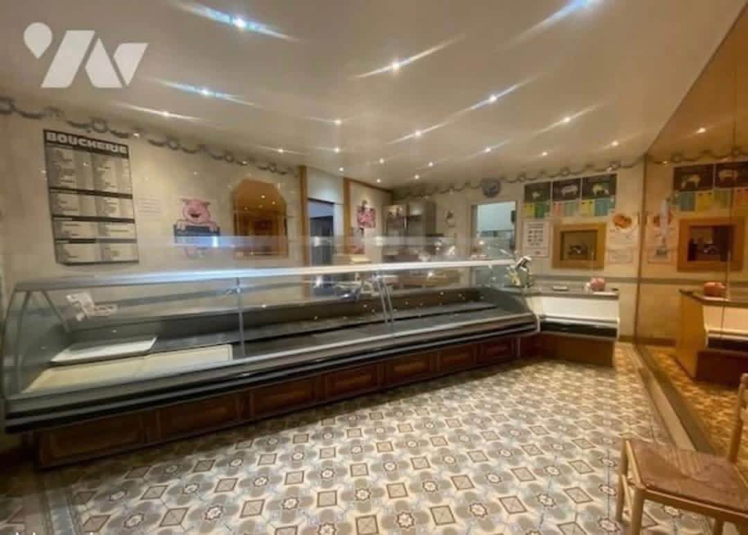 🏪 BOUCHERIE • CHARCUTERIE • TRAITEUR ARTISANALE À VENDRE
📍 Fresnoy-le-Grand (02)
👨‍🍳 Cause départ en retraite
Après plus de 23 années consacrées à faire vivre cette boucherie, une page doit aujourd’hui se tourner… ❤️
Nous recherchons LA personne qui saura reprendre le flambeau et continuer à faire vivre ce commerce de proximité auquel nous sommes profondément attachés. 🥹🥩
✨ LES ATOUTS DE L’AFFAIRE :
🔸 Clientèle fidèle et régulière depuis plus de 23 ans ❤️
🔸 Très bonne réputation et qualité reconnue des produits ⭐
🔸 Commerce bien équipé et fonctionnel
🔸 🧊 2 grandes chambres froides
🔸 📈 Chiffre d’affaires stable
🔸 💡 Beau potentiel de développement, notamment avec la partie traiteur 🍽️
🔸 📍 Emplacement idéal au cœur de Fresnoy-le-Grand
💰 ET SURTOUT : LE PRIX DU FONDS DE COMMERCE VIENT D’ÊTRE BAISSÉ ! 📉
👉 Une belle opportunité pour un artisan boucher souhaitant s’installer avec une clientèle déjà existante et une affaire qui a fait ses preuves.
❤️ Ce commerce, ce n’est pas simplement un local et du matériel…
C’est 23 années de travail, de rencontres, de confiance et de fidélité avec nos clients.
Aujourd’hui, nous aimerions vraiment qu’il puisse continuer à vivre entre les mains d’un nouveau passionné. 🙏
📣 Alors si vous connaissez un boucher, un couple, un entrepreneur ou simplement quelqu’un qui rêve de se lancer : PARTAGEZ cette annonce !
📲 L’annonce complète est disponible sur Leboncoin.