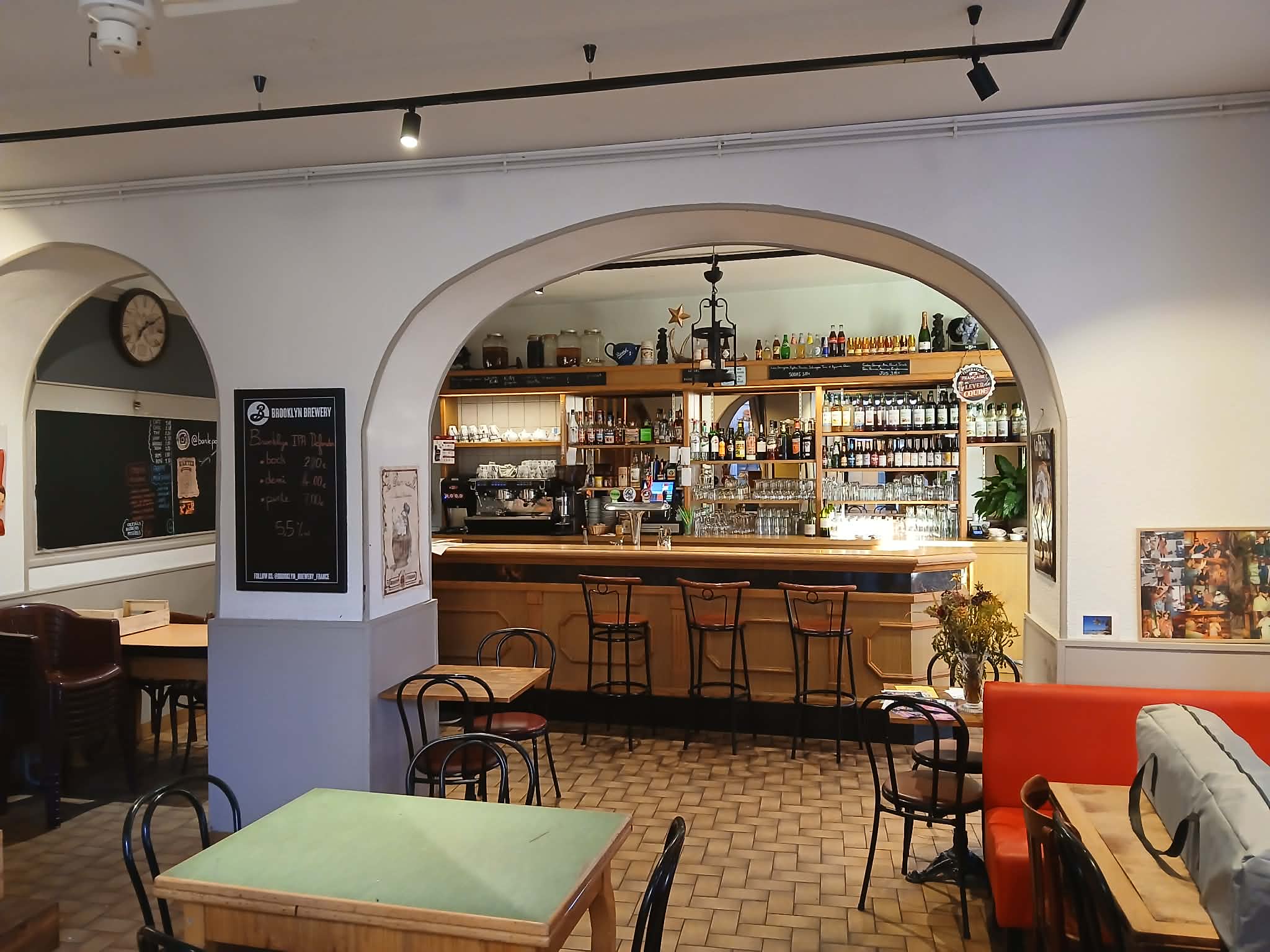 Plus qu’un bar, cet établissement s’est imposé comme l’une des institutions de la ville. Depuis plus de 100 ans, cette adresse emblématique est un véritable lieu de rencontres et de mélanger intergénérationnel, ancré dans la vie des habitants. Repris avec passion, il offre aujourd’hui une opportunité rare pour qui voudra s’investir dans une activité à taille humaine dans une ambiance chaleureuse, authentique et familiale.

Situé dans le centre historique Brivadois, ce bar bénéficie d’une clientèle éclectique attachée au lieu, composée d’habitants, de familles, d’associations et d’actifs locaux. Ici, les clients viennent autant pour boire un coup que pour retrouver une atmosphère conviviale et un accueil sincère.
Avec sa salle d’environ 35 places (+ un comptoir spacieux) et son agréable terrasse (60 places) agrandissable selon les événements proposés (150 places), le lieu se prête parfaitement à une activité dynamique tout au long de l’année.

Les points forts du lieu:

Loyer de 392e/mois. Affaire d’angle, Emplacement central, terrasse ensoleillée (orientée sud), belle visibilité et parking de 120 places. Ambiance authentique et chaleureuse. Clientèle fidèle et attachée à l’établissement. Terrasse entre 60 et 150 places. Bar entièrement équipé. Outils de travail récent et bien entretenu.
Belle terrasse permettant de profiter pleinement des beaux jours.

Situé au cœur du marché le samedi et d’autres manifestations publiques
Place neuve et dynamique : restaurants, cinéma, commerces et fêtes municipales (Fête foraine, bal des pompiers, bal des jeunes, foire agricole etc.)
Sous préfecture de 6500 habitants, Brioude est le centre d’un bassin de vie de 25000 habitants
Biennale d’aquarelle, Expositions du Doyenné etc – Ville de plus en plus touristique.
Située en Zone de Revitalisation Rurale (exonération IS).
Cave spacieuse + fournisseurs locaux qui gèrent la manutention et sont très réactifs.

Potentiel de développement : petite restauration, amplitude horaire, soirées à thèmes,
Exploitation immédiate possible

Contact: 0770787251. Merci de laisser un message vocal ou SMS.

Prix du fonds de commerce : 185000 euros.