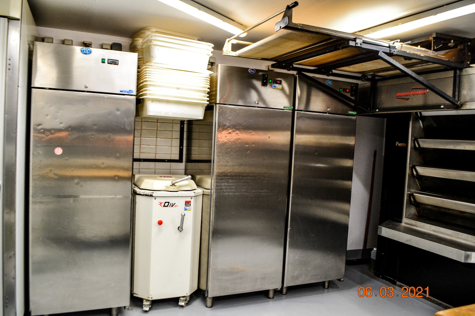 À vendre 135 000 euros le fonds de commerce d’une boulangerie artisanale.
Emplacement de choix sur un axe circulant, avec 4 places de parking privées et une grande terrasse aménagée et couverte de 50 m².
Surface totale : 80 m² (40 m² de laboratoire équipé + 40 m² de magasin).
Horaires : Lundi au samedi : 6h30 à 9h30 et le Dimanche : 7h de 14h
Chiffre d’affaires : 250 000 euros
Loyer : 1 500 euros/mois (charges comprises)
Prix de vente : 135 000 euros
Une boulangerie artisanale réputée, bien implantée et en activité continue depuis 2019, offrant une clientèle fidèle et régulière.
Idéale pour un artisan souhaitant s’installer ou un couple motivé à développer encore l’activité.