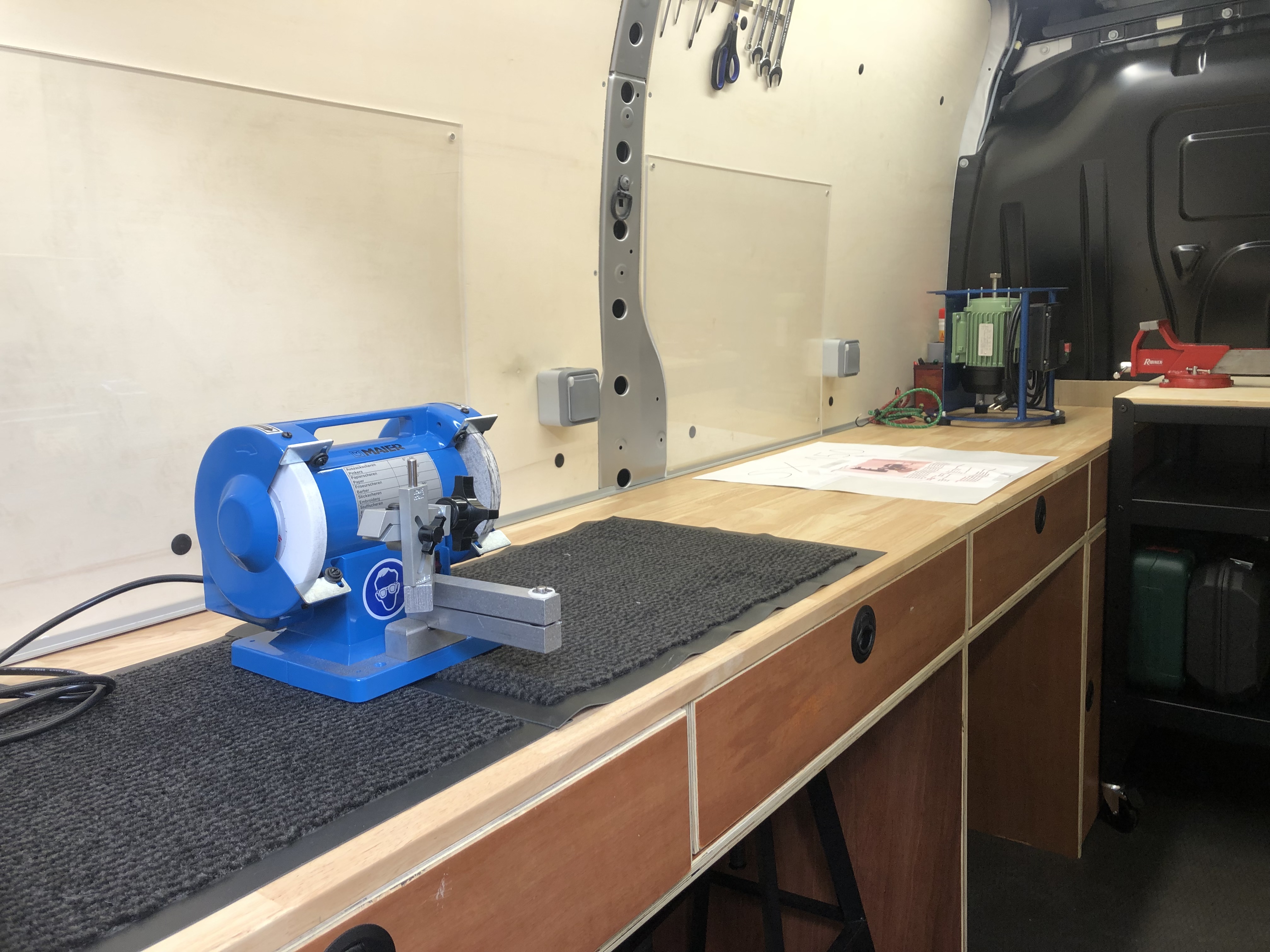 Atelier mobile aménagé dans un utilitaire récent (prix de vente sans les machines) / possibilité de vendre les machines sur demande :

Nissan NV400 Fg 3t3 L2H2 2.3 dCi 135ch Optima

Nissan NV400 Fg 3t3 L2H2 2.3 dCi 135ch Optima, gris star, 8cv, mise en circulation le 24-11-2021, garantie constructeur jusqu'en novembre 2026.

3 places, longueur : 5,55 mètres, poids en charge 3300 Kg, boîte de vitesse : manuelle 

OPTIONS ET EQUIPEMENTS : 
Audio - Télécommunications - Commandes du système audio au volant - Fonction MP3 - Kit mains-libres Bluetooth - Radio - Radio numérique DAB 
CONDUITE :
Limiteur de vitesse - Régulateur de vitesse 

EXTERIEUR :
Doubles portes arrière de chargement - Enjoliveurs - Filtre à particules - Phares halogènes - Porte latérale arrière droite - Portes arrière battantes - Radar de stationnement AR 

INTERIEUR :
Appui-tête conducteur réglable hauteur - Appui-tête passager réglable en hauteur - Bacs de portes avant - Banquette AV 2 places monobloc - Boite à gants fermée - Clim manuelle - Compte tours - Filtre à Pollen - Ordinateur de bord - Ouverture des vitres séquentielle - Porte-gobelets avant - Prise 12V - Rangement sous siège passager avant - Verrouillage auto. des portes en roulant - Verrouillage centralisé des portes - Verrouillage centralisé à distance - Vitres avant électriques 

SPECIFIQUE VUL : 
Cloison tubulaire conducteur 

SECURITE :
ABS - Aide au freinage d'urgence - Airbag conducteur - Alarme d'oubli d'extinction des feux - Antidémarrage électronique - Antipatinage  - Contrôle electronique de stabilité - EBD - ESP 

AUTRES EQUIPEMETS ET INFORMATIONS : 
Gris star - Sellerie Tissu Gris Foncé- Caméra de recul

AMENAGEMENTPOUR ATELIER MOBILE (aménagement réalisé par une société spécialisée-facture disponible-coût aménagement 13000 € TTC) :
1 store extérieur 2m50x2m25
1 plan de travail de 2,80 m (4 tiroirs + 1 porte)
1 plan de travail de 1,50m (2 tiroirs + 1 porte) 
Tablette rabattable de 70 cm
5 plaques de propreté en Plexiglass
1 kit autonome chargeur et convertisseur (autonomie de 8h00 sur la base de 600w/h)
1 kit électrique 220v, tableau électrique et rallonge de 6 mètres
4 prises simples sur plan de travail
3 tubes led de 220v