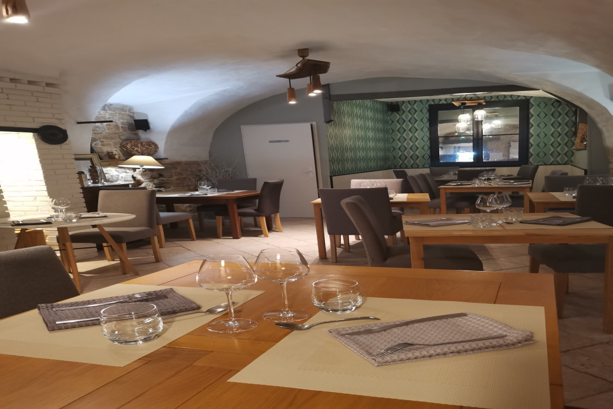 A vendre petit restaurant idéal couple, références guides, dans un village médiéval, capacité de 22/25 couverts en salle et 18 en terrasse
Ouvert toute l'année, CA en constante évolution, fermé le samedi midi, dimanche et lundi. Le CA peut encore être développé avec activité traiteur. Pas de frais à prévoir, matériel en bon état et entretenu. Loyer 638? par mois. Puy l'Evêque est un magnifique village médiéval, touristique mais aussi idéal pour une vie de famille toutes commodités à proximité ( école, activités sportives et culturelles?)