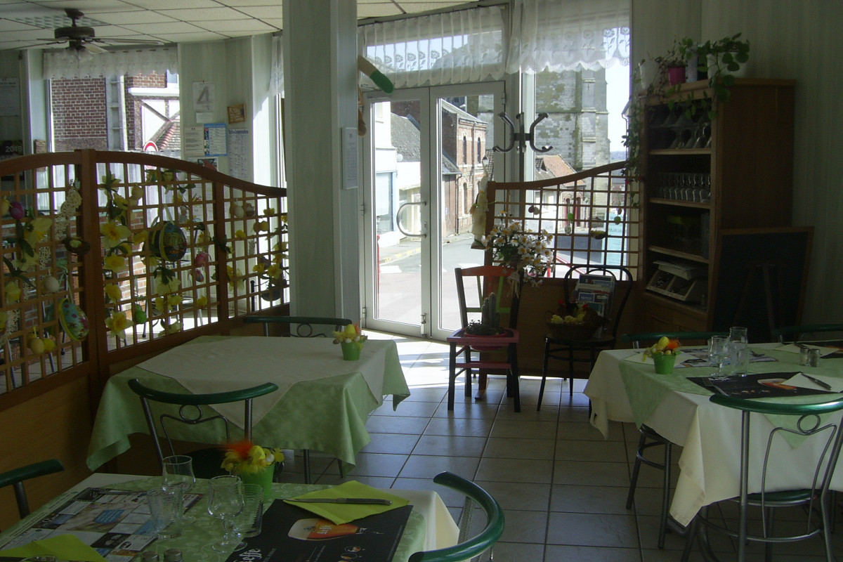 Situé entre Albert et Péronne dans la vallée de la somme Zone très touristique l été .travaillant avec le local toute l année brasserie comprenant:une salle pouvant contenir entre 35 à 40 personnes possibilité 2eme salle 20 personnes terrasse intérieur 20 personnes donnant  sur jardin fermé Possibilité de loger sur place ,partie privé ,garage.Potentiel évolution en ouvrant le soir.