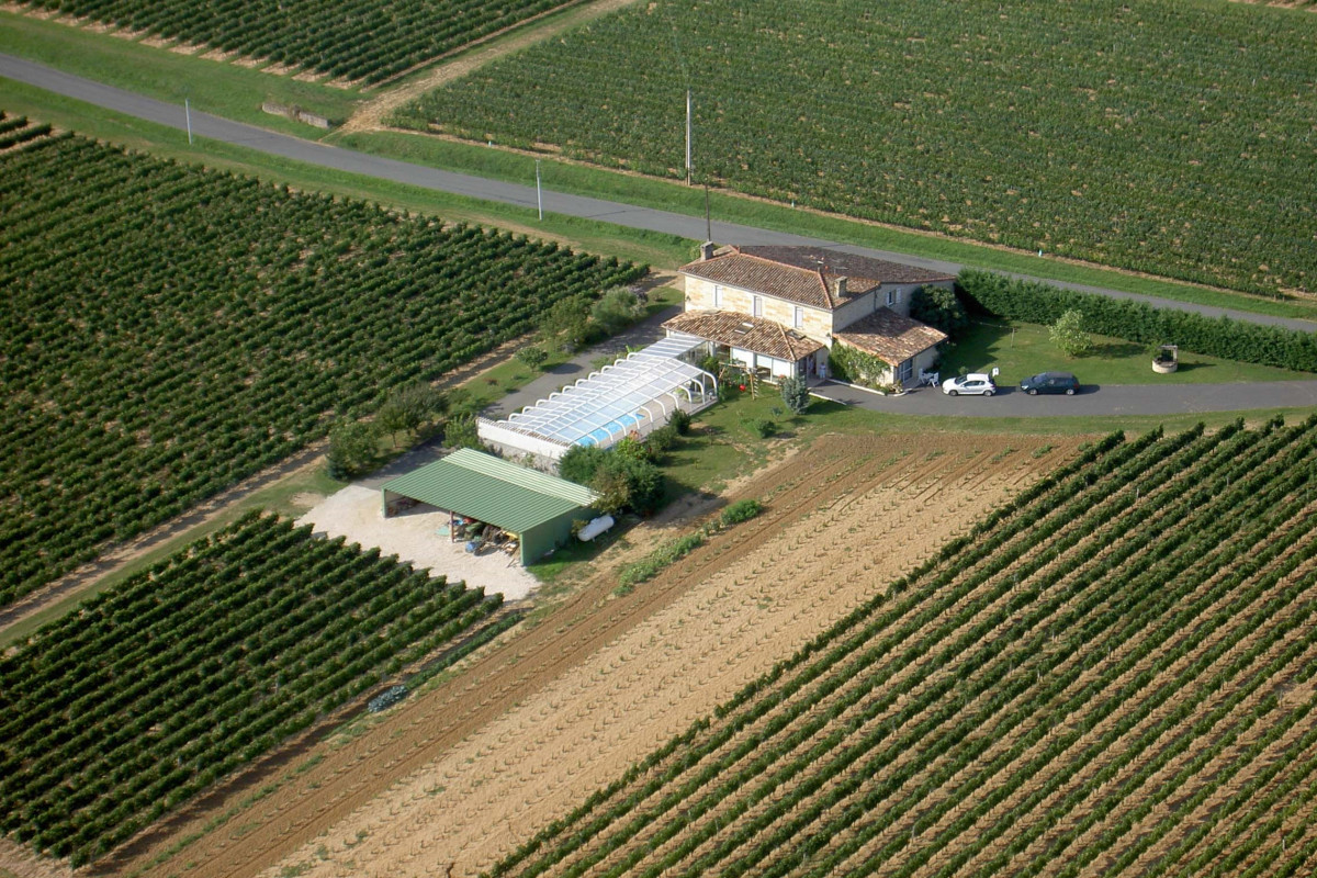 Maison typique girondine au milieu du vignoble sur coteau face au chateau de Castagens ,site du spectacle la bataille de Castillon  comprend ; 3 chambres avec sdb et wc privés ,piscine couverte chauffée  GITES DE FRANCE  ;ROUTARD