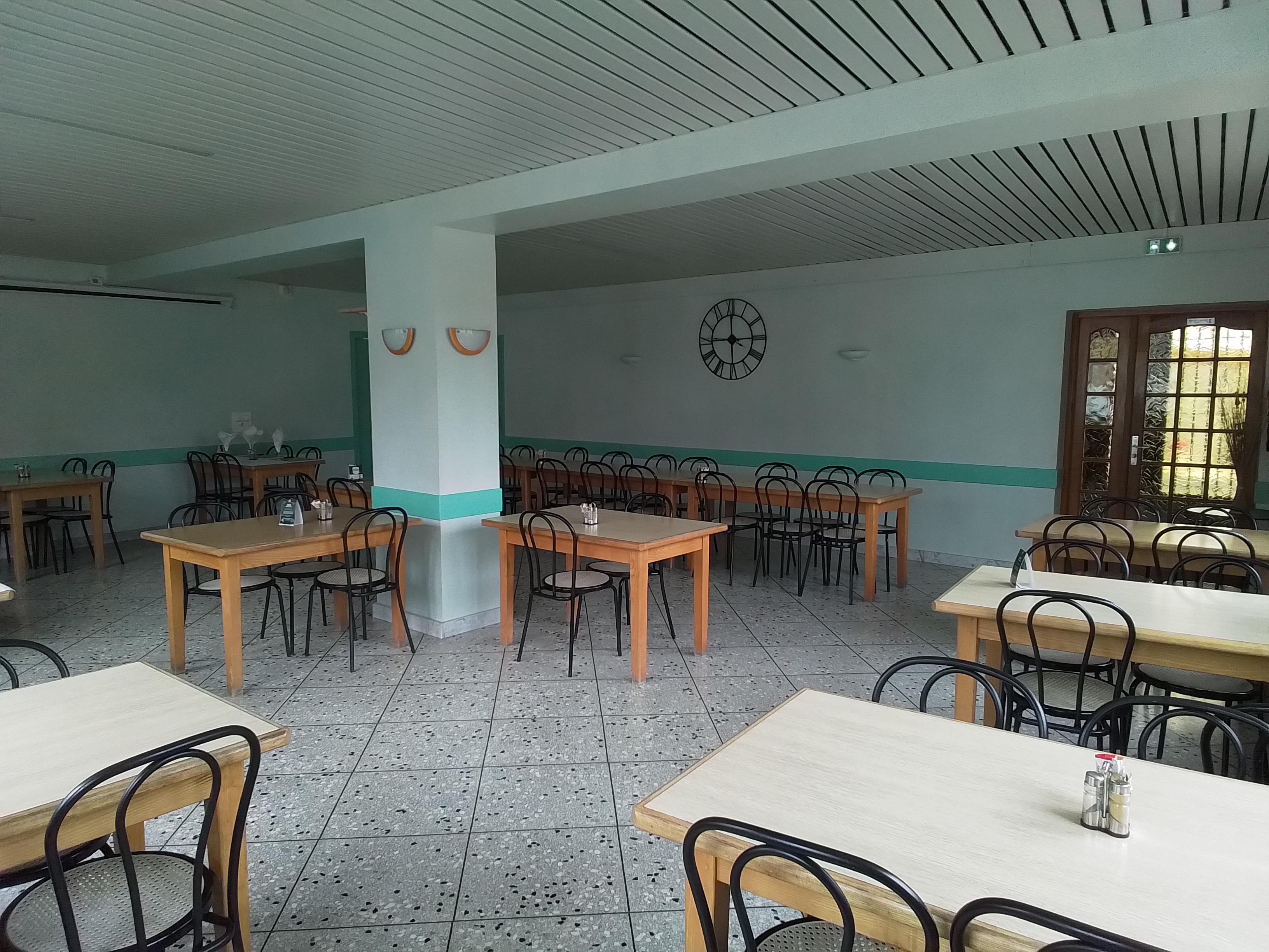 Découvrez ce bien d’exception situé au cur de Bouy, à seulement 15 km de Châlons-en-Champagne, qui réunit restaurant, traiteur, hôtel et bar-tabac (Licence IV) dans un ensemble reconnu depuis 30 ans pour son dynamisme commercial. Sa proximité immédiate avec divers commerces complémentaires renforce son potentiel d’attractivité et s’inscrit parfaitement dans une démarche de développement économique local.

L’ensemble, d’une surface habitable de 423 m², se divise en deux pôles fonctionnels. D’un côté, un logement entièrement rénové de type T5-6 offre confort et modernité avec une cuisine équipée, un salon, plusieurs chambres, une salle de bain, une salle de jeux, une terrasse, un vaste jardin et trois garages. De l’autre, les espaces professionnels comprennent une salle de restaurant conviviale de 80 m², une cuisine de 40 m², une réserve de 45 m² intégrant une chambre froide, un bar de 27 m² et un espace hôtelier de 80 m² réparti sur 6 chambres.

Disponible immédiatement et en excellent état, ce projet représente une opportunité unique pour dynamiser l’activité commerciale et touristique de la collectivité, en offrant une offre complète et diversifiée au service du développement économique local.

Le bien : 

423 m² habitable comprenant : 

- Logement d'habitation : 

Bénéficie d'un logement T5-6 (cuisine équipée, une salle de bain, un salon, 3 chambres, une salle de jeux) totalement rénové, terrasse avec grand jardin et 3 garages.

- Restaurant/Bar/Hôtel : 

 Surface de salle de 80 m², une cuisine de 40 m², une réserve de 45 m² (contenant une chambre froide), un bar de 27 m² et un hôtel (6 chambres) de 80 m².

412 000 euros net vendeur (comprenant 112 000€ de fonds de commerce et 300 000€ de murs).