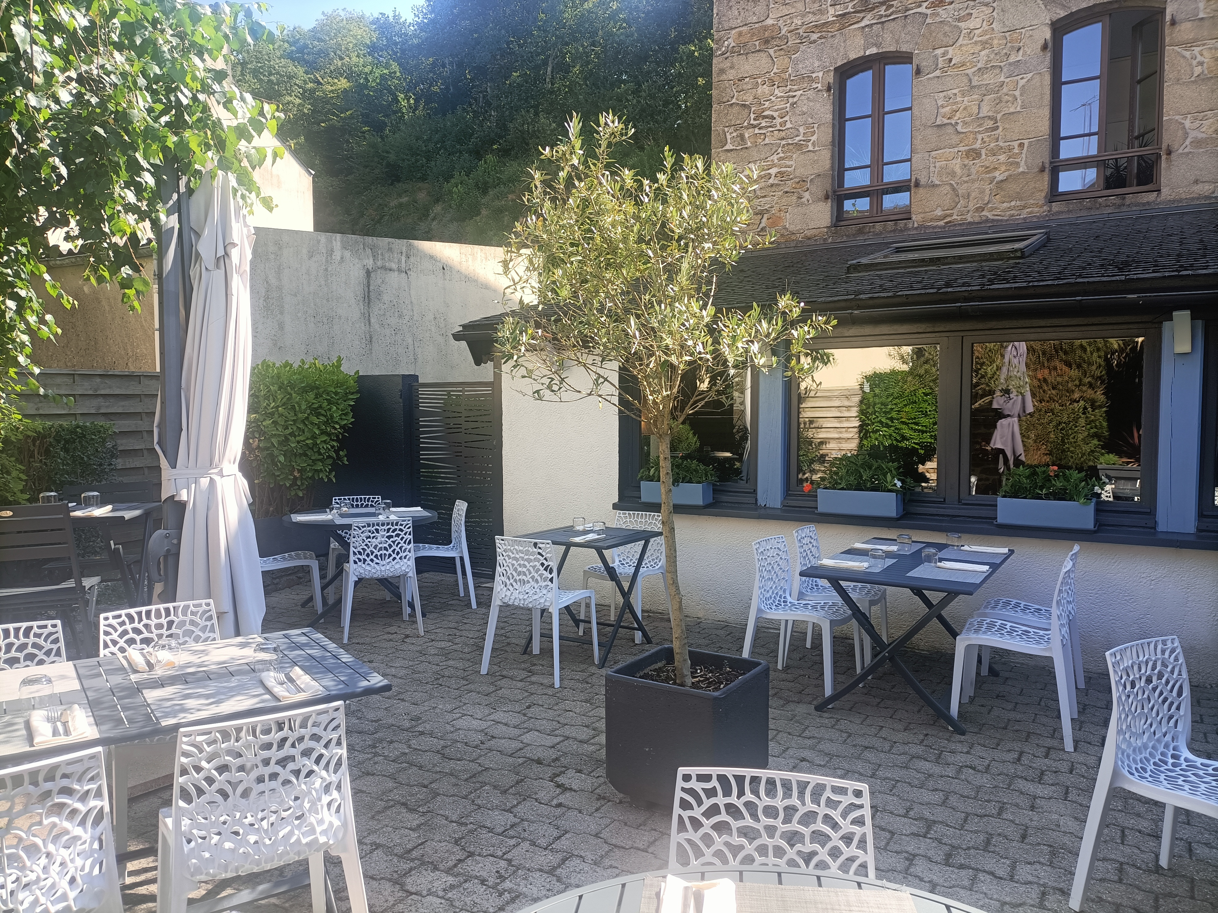 A vendre murs et fond de restaurant centre ville de Quimper avec logement de fonction.
Affaire en très bon état, pas de travaux à prévoir.
Deux salles de restaurant, terrasse, cuisine aux normes.
Personnel en place.