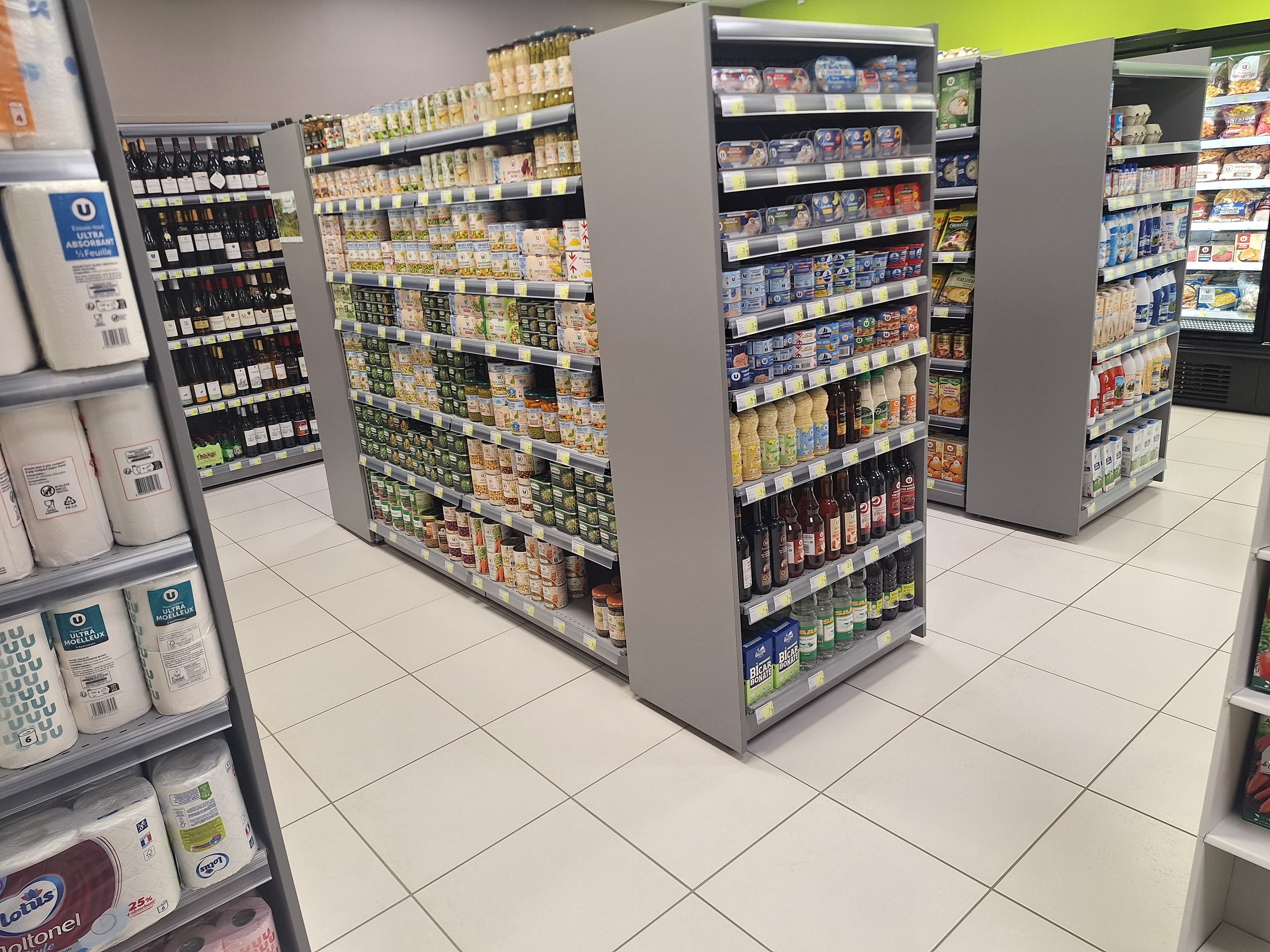 Excellente rentabilité | Emplacement idéal | Aucun investissement à prévoir

À saisir au coeur du Beaujolais, sur la commune de Denice , un fond de commerce de magasin alimentaire de proximité bénéficiant d'une excellente notoriété et d'une clientèle fidèle.

LES POINTS FORTS DU COMMERCE
Chiffre d'affaires en constante évolution avec une marge commerciale de 31 % (nettement supérieure à la moyenne du secteur).
Loyer agréable : Seulement 1 200 € / mois charges comprises
Zone de chalandise porteuse : Clientèle de proximité immédiate de 1 600 habitants, bénéficiant d'un bassin étendu à près de 7 000 habitants avec les communes limitrophes.

DESCRIPTIF DES LOCAUX & ÉQUIPEMENTS
Surface commerciale : 160 m² parfaitement agencés, aux normes d'accessibilité PMR.
Stationnement : Grand parking gratuit attenant facilitant l'accès des clients.
Arrière-boutique complète : Zone de réserve, sanitaires (WC + lave-mains), chambre froide positive et chambre froide négative privative.
Matériel récent et entretenu .

Idéal pour un couple de repreneurs, un exploitant indépendant ou un projet de reconversion souhaitant une affaire saine, immédiatement opérationnelle et sans investissement matériel à prévoir à court terme.