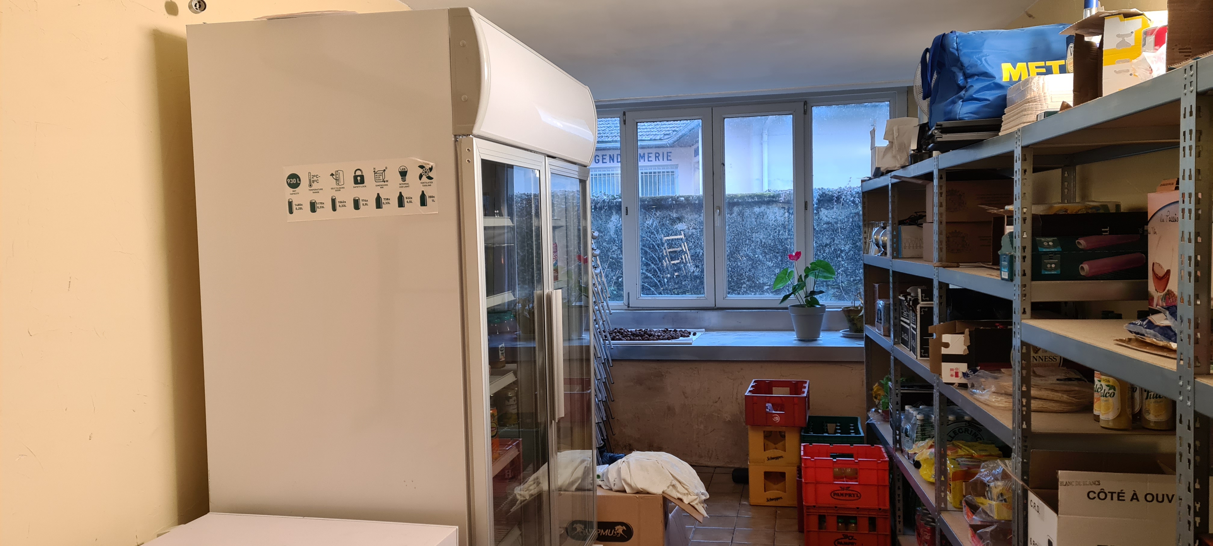 Seule Bar avec une longue histoire, dans un petit village touristique de l'Ain,  il est placé au centre du village sur une petite place avec une grande terrasse, il est aussi Bar PMU et FDJ ce qui permet de fonctionner toute l'année, possibilité de le transformer en restaurant ou brasserie....les projets peuvent être multiples!
D'une superficie de 171 m2 avec caves et arrières salle, il est loué 750€ par la propriétaire des murs avec compris dedans un grand appartement type 5 d'environ 100 m2.
Le bar a bénéficié d'une petite rénovation en 2019 mais a gardé le charme de l'ancien.
Dans le village il y a plusieurs commerces de proximités telle que boulangerie, boucherie,  petit casino, bureau de tabac et poste, fromagerie... mais surtout une gare avec plusieurs arrêts par jours!
Il y a un lac à proximité, des chemins de randonnées, une route spéciale cyclistes, une cascade.
Enfin tout ce que le secteur du Bugey peut offrir !!
Vendu pour cause d'un nouveau projet ailleurs.