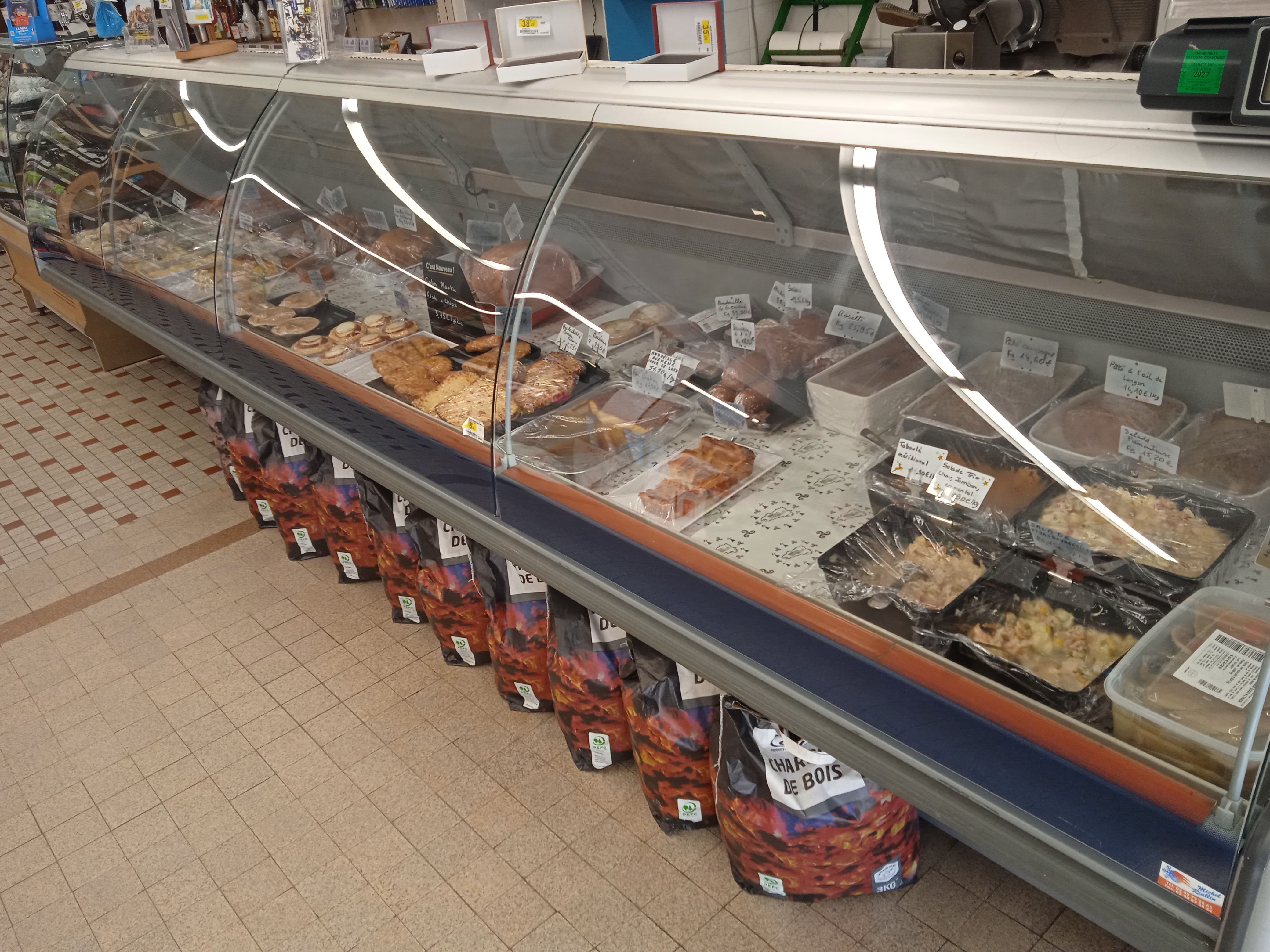 supérette de proximité située nord Loire-Atlantique, à mi-chemin entre Nantes et Rennes, plus de 70 ans d'existence.
Clientèle fidèle et régulière, nombreuses associations.
Potentiel de développement avec la construction d'un lotissement à 50m du magasin pour juin 2026.

Surface de vente de 150m2, 100m2 de réserves, garage et nombreuses dépendances.
Equipement complet et en bon état, pas d'investissement à prévoir.
Appartement de 140m2, 3 chambres, bureau, salle à manger, salon,  cuisine etc... plein sud.
Affaire idéale pour une première installation ou couple, actuellement l'effectif se compose du gérant et d'une employée à mi-temps.
Le prix de vente ne comprend pas le stock.
Frais de notaire à la charge de l'acheteur.
Bail 3,6,9 ans en cours.

Aucun renseignement par mail.
Contact par téléphone pour rendez-vous.