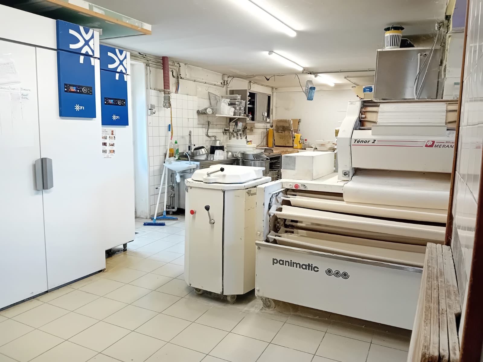 La commune de LEVARE, située dans la Mayenne, en région Pays de Loire recherche un artisan boulanger(e) - pâtissier(e) pour une location gérance.
Lévaré, est un village de 300 habitants, situé sur l'axe GORRON-FOUGERES (1200 voitures/jour).

La boulangerie est équipée de l'ensemble du matériel nécessaire à la fabrication du pain et des pâtisseries. Le local a été rénové en 2022. Accès PMR.

Un logement avec cour privative est compris dans la location.
Au RDC se trouve une cuisine, une salle à manger, une salle de bains et un toilette.
A l'étage, 3 chambres, un bureau et une salle de bains avec toilette.

Loyer attractif 655 euros TTC (bail commercial + logement)

Les boulangeries les plus proches se situent à 9 km.
Dans le village, se trouvent une école, un restaurant et plusieurs entreprises.

Pour tout renseignement, me contacter par téléphone.
