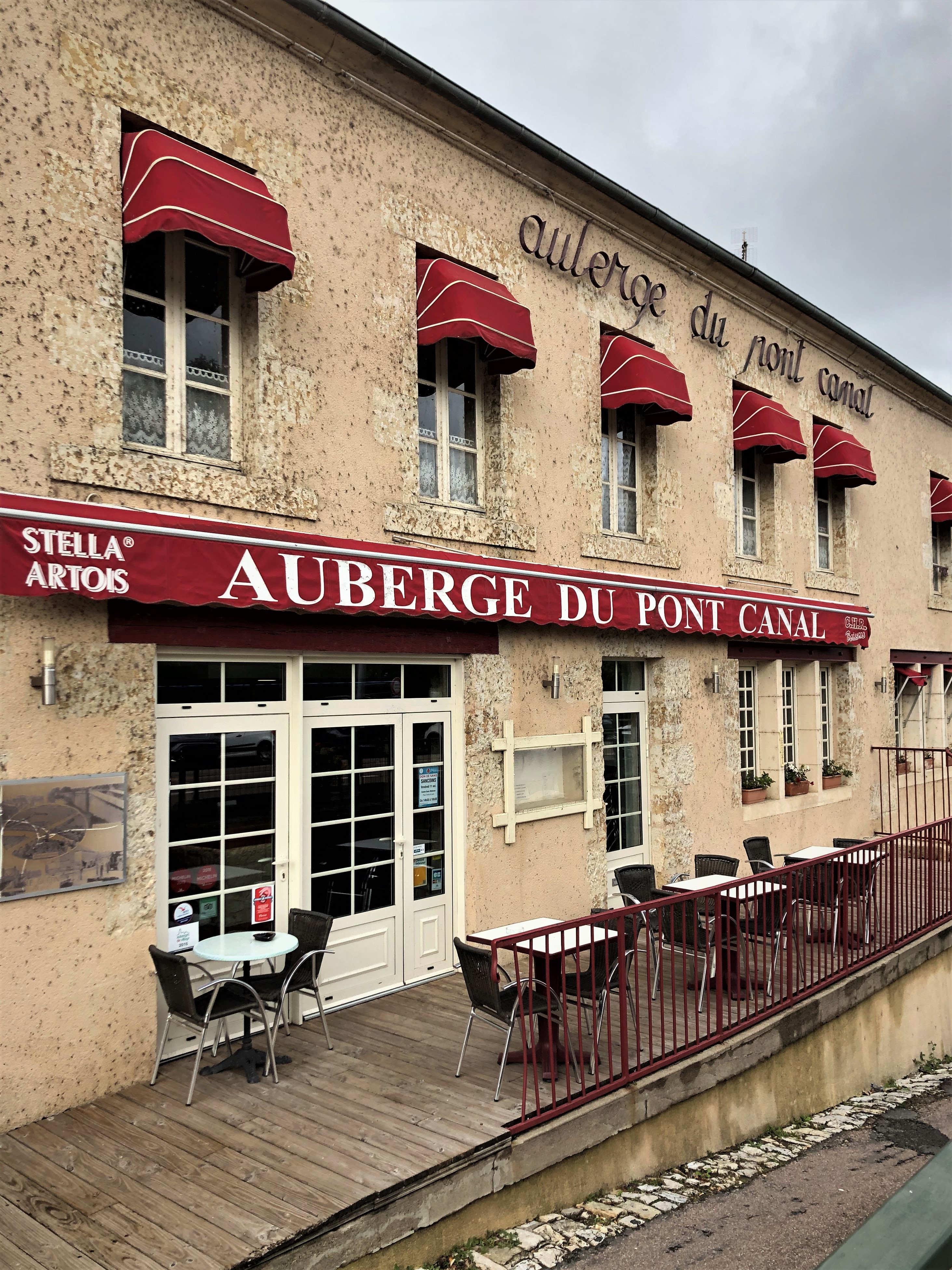 département du cher (18) à vendre proche de Nevers à Cuffy bar restaurant bel établissement reconnu, cuisine traditionnelle.
se situe au Guétin , belle affaire , emplacement N°1 sur un axe touristique et très passant, point zéro de la loire à vélo, Bec d'Allier, pont canal navigable, proche D'APREMONT SUR ALLIER , de BOURGES et du circuit international de NEVERS MAGNY-COURS . Ce restaurant réputé avec une belle clientèle est à saisir. Très bon CA et EBE.A votre disposition .2 terrasses dont 1 couverte pour 38 couverts, 1 salle séminaire ou repas de groupe pour 50 couverts, 1 grande salle principale pour 50 couverts et salle de bar . Cuisine PRO parfaitement équipée et entretenue, le tout aux normes de sécurité et d'hygiène .Logement de 120 m2 à l'étage refait à neuf 
fond de commerce 350000 €
superficie du bâtiment 1080 M2 loyer 1600 €