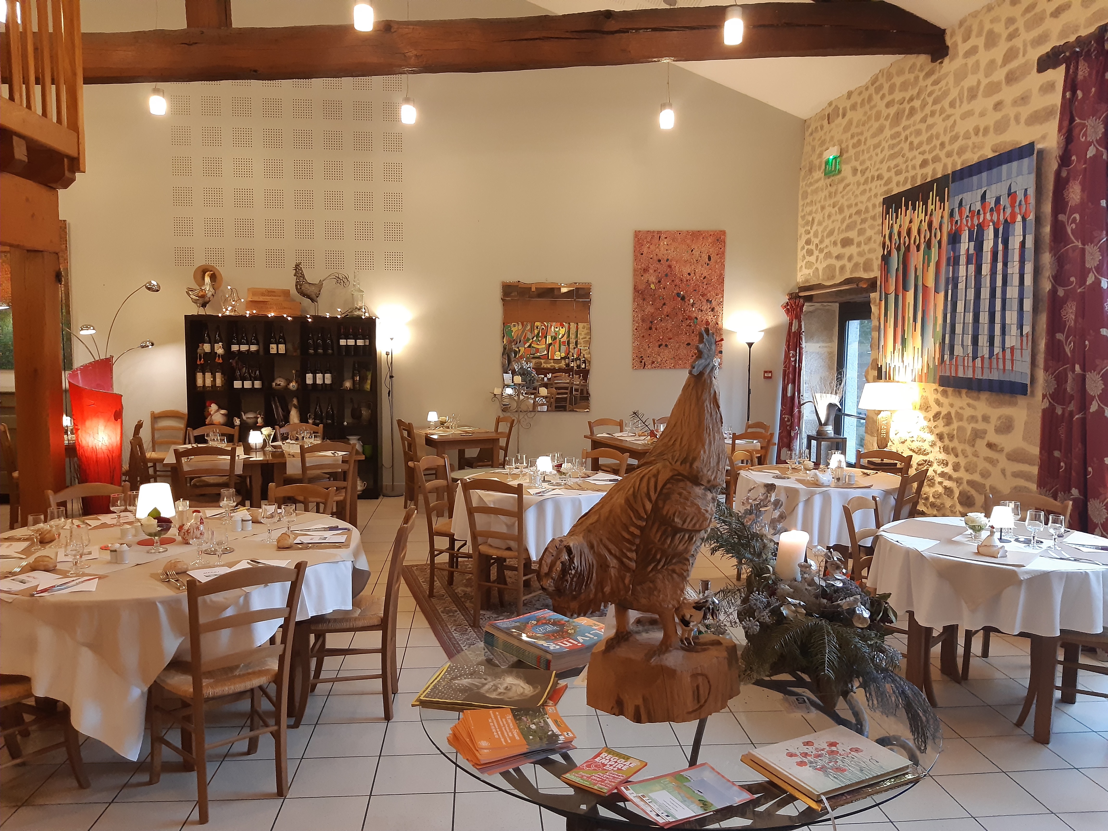 Le restaurant-bar La Table du Lavoir est installé dans un joli bâtiment communal, localisé au coeur du bourg de Montrol-Sénard.
Situé à mi-distance (15 kms) entre Saint-Junien et Bellac, ce petit village touristique, plein de charme, est distant  de 35 kms de Limoges.

Depuis 11 ans, Madeleine et Didier et leur équipe font vivre le restaurant qui est très apprécié par la clientèle, tant pour le cadre que pour la cuisine proposée. Mais, les années passent, et il est temps de lever le pied.

Bénéficiant de la forte attractivité des Monts de Blond et du lieu de mémoire très visité d'Oradour-sur-Glane, Montrol-Sénard est lui-même un écomusée, présentant la vie dans les campagnes au début du 20ème, au travers 17 lieux à visiter, aménagés par l'Association Nostalgie Rurale. 
Il est voisin immédiat de Mortemart, classé Plus Beau Village de France.

Le restaurant comporte une vaste salle lumineuse très agréable, de 50 couverts environ, une mezzanine avec 5-6 tables et une vaste terrasse tranquille, joliment fleurie.