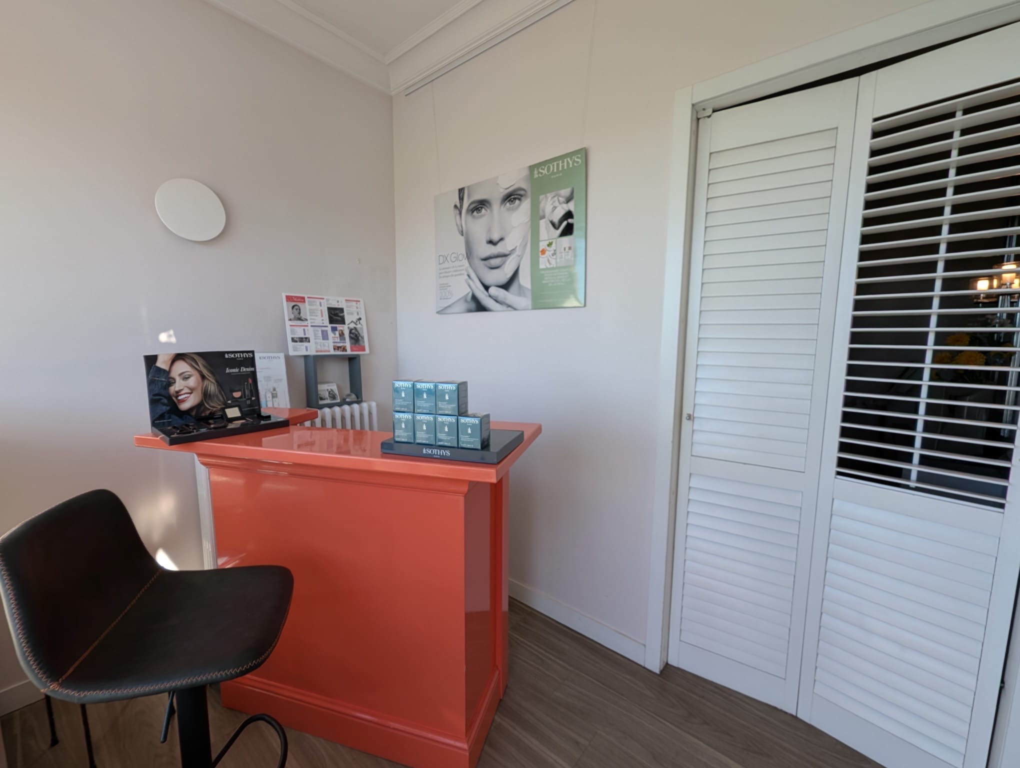 À vendre : Institut de beauté – Thonon-les-Bains ✨

💰 Prix de cession : 55 000 €

Vous souhaitez reprendre un institut avec une clientèle fidèle et un cadre de travail agréable ?

Cet institut de beauté, installé depuis 42 ans à Thonon-les-Bains, bénéficie d’un emplacement privilégié, face au Belvédère et à proximité immédiate de plusieurs parkings, garantissant une excellente accessibilité.

Vente pour cause de départ à la retraite.

Récemment rénové par une architecte d’intérieur, l’établissement est prêt à accueillir immédiatement une nouvelle exploitante.
L’activité fonctionne actuellement sur 4 jours par semaine, une configuration entièrement adaptable selon les envies et objectifs de la repreneuse.

⸻
✨ Points forts de l’institut :
✔ Clientèle fidèle et régulière depuis plusieurs décennies
✔ Local rénové, chaleureux et fonctionnel
✔ Très bonne visibilité et facilité de stationnement
✔ Marques professionnelles reconnues : Sothys, Epiloderm, Mavex
✔ Accompagnement possible pour faciliter la transition et la transmission de la clientèle
⸻
🛋 Agencement :
• Espace accueil / boutique
• Grande cabine de soins
• Douche + toilettes
• Cave pour stockage
⸻
💶 Conditions financières :
• Loyer : 635 € / mois
• Charges : 720 € / an
• Bail commercial 3/6/9 renouvelable
• Prix du fonds de commerce : 55 000 €
⸻
Cet institut bénéficie d’une excellente réputation et offre toutes les conditions pour exercer dans un environnement professionnel confortable, avec un beau potentiel de développement selon les ambitions de la future propriétaire.