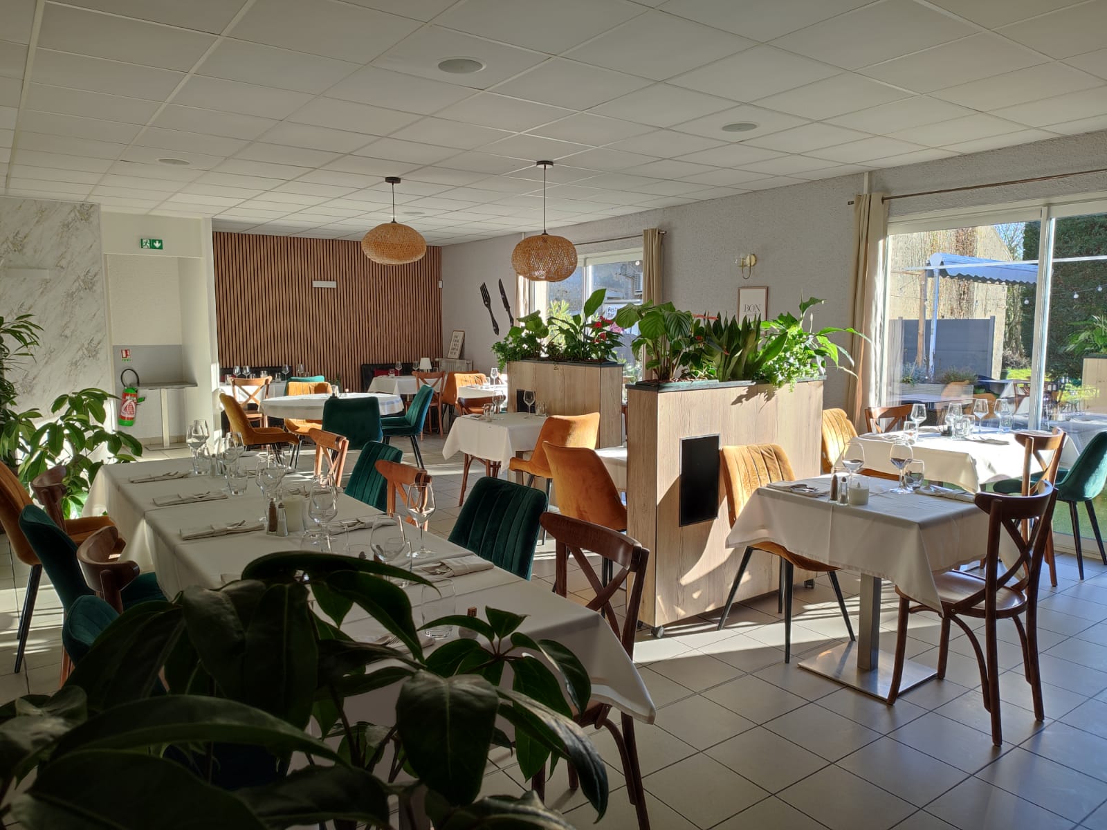 Fond de commerce à vendre dans une jolie commune agréable à vivre  au cœur d’un bourg commerçant .Le loyer est de 1103 E par mois licence 4 inclue ainsi qu’un appartement de 80m2 avec 4 chambres au dessus du restaurant.
Restaurant avec beaucoup de potentiel ,en pierre apparente et une déco moderne et repeinte récemment, avec une activité très florissante .Possibilité de développement du bar avec une terrasse .
Le restaurant propose un menu différent chaque midi avec des produits frais et fait maison et le week-end une carte semi-gastro avec des produits frais et tout fait maison.Carte qui change à chaque saison.Le restaurant à une très bonne réputation et une clientèle fidèle.
Il est composé de trois salles une principale pouvant accueillir 80 personnes, une petite salle pouvant accueillir entre 20 et 25 personnes et une grande salle à l’étage de capacité d’accueil de 80 personnes.La terrasse dans un écrin de verdure  peut accueillir environ une centaine de personnes.
Une cuisine complètement équipée ,un bar équipée ,une plonge à part de la cuisine ,un coté pain et une buanderie qui sert de vestiaire.De nombreux lieux de rangement et de stockage cave ,des placards et une grande réserve avec des grandes chambres froides .
Établissement aux normes PMR.
Pour plus de photos vous pouvez allez voir notre site Le MYTHIC et les avis sur Google business et tripadvisor et référencé sur le petit futé.
Nous mettons notre restaurant à vendre pour envie de changement après 14 ans de service avec beaucoup de plaisir. Demande sérieuse 
Coup de cœur assuré venez vite le visiter !