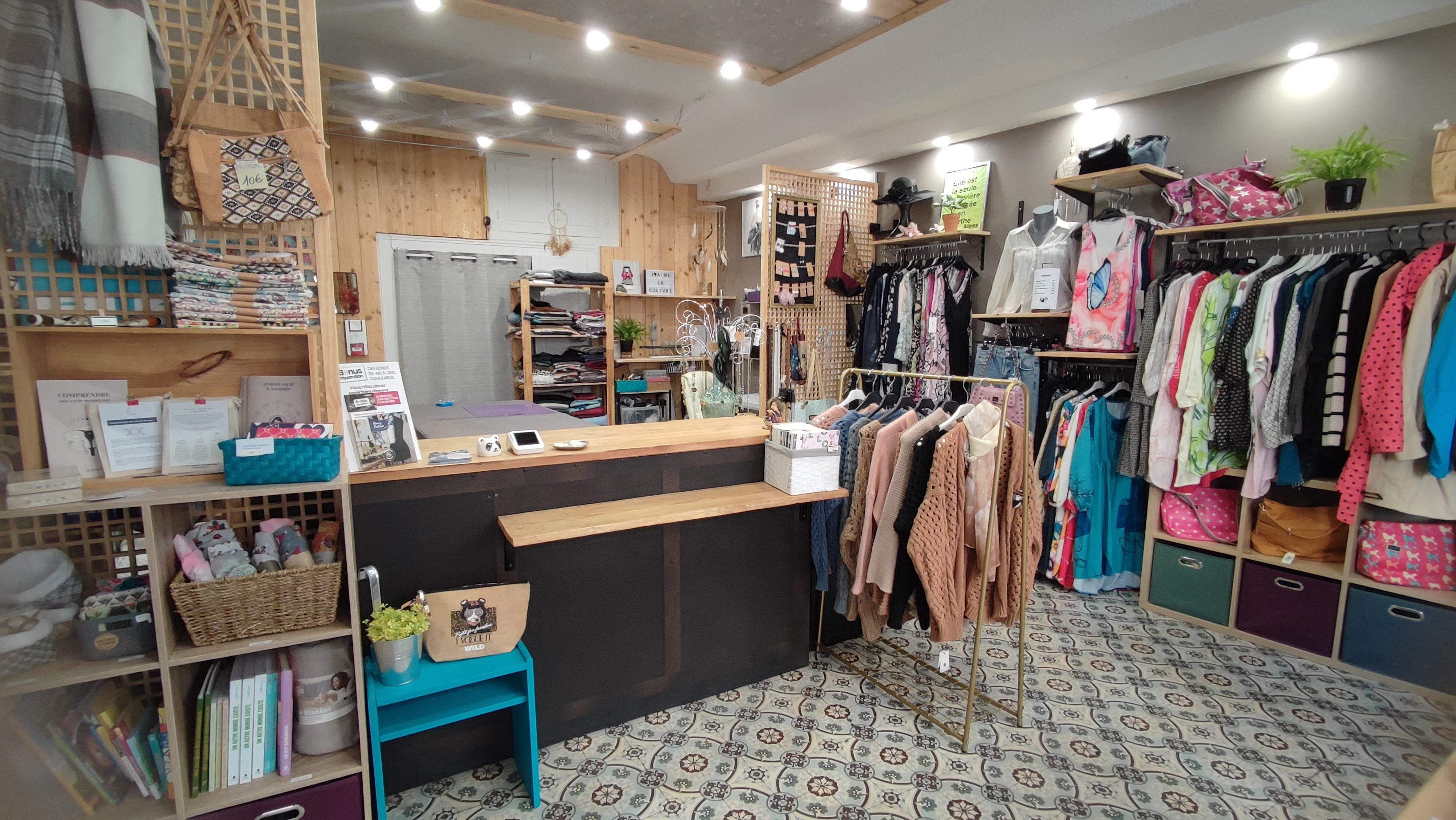 Si vous êtes couturièr(e) passionné(e) et que vous rêvez de vous installer dans votre propre boutique pour vivre de votre passion, cette annonce est pour vous.

Après avoir réussi à implanter mon activité et créer ma clientèle pendant 5 ans, je propose à la vente mon fond de commerce de retouches couture et de vente de vêtements, bijoux et accessoires.

L'activité est rentable avec CA en hausse depuis 5 ans, idéale pour une installation rapide avec revenus immediats.

Fort potentiel de développement (créations, ateliers, vente en ligne, partenariats, etc.) et le local permet, en plus de l'activité de couture, une activité complémentaire de vente de votre choix.

Je suis disposée à vous accompagner pour vous aider à prendre l'activité en main rapidement, formation possible.

Prix de vente du fond de commerce :
12 000 € pour l'activité clé en main !
+ Loyer mensuel du local : 360€ (bail commercial)

Le local comprend une partie boutique de 28m² avec une grande vitrine, au fond une remise de 15m² et une cave à votre disposition. Des travaux d'amélioration sont prévus pour créer pour vous un espace repas et wc séparés.

Contactez-moi pour plus d'informations.