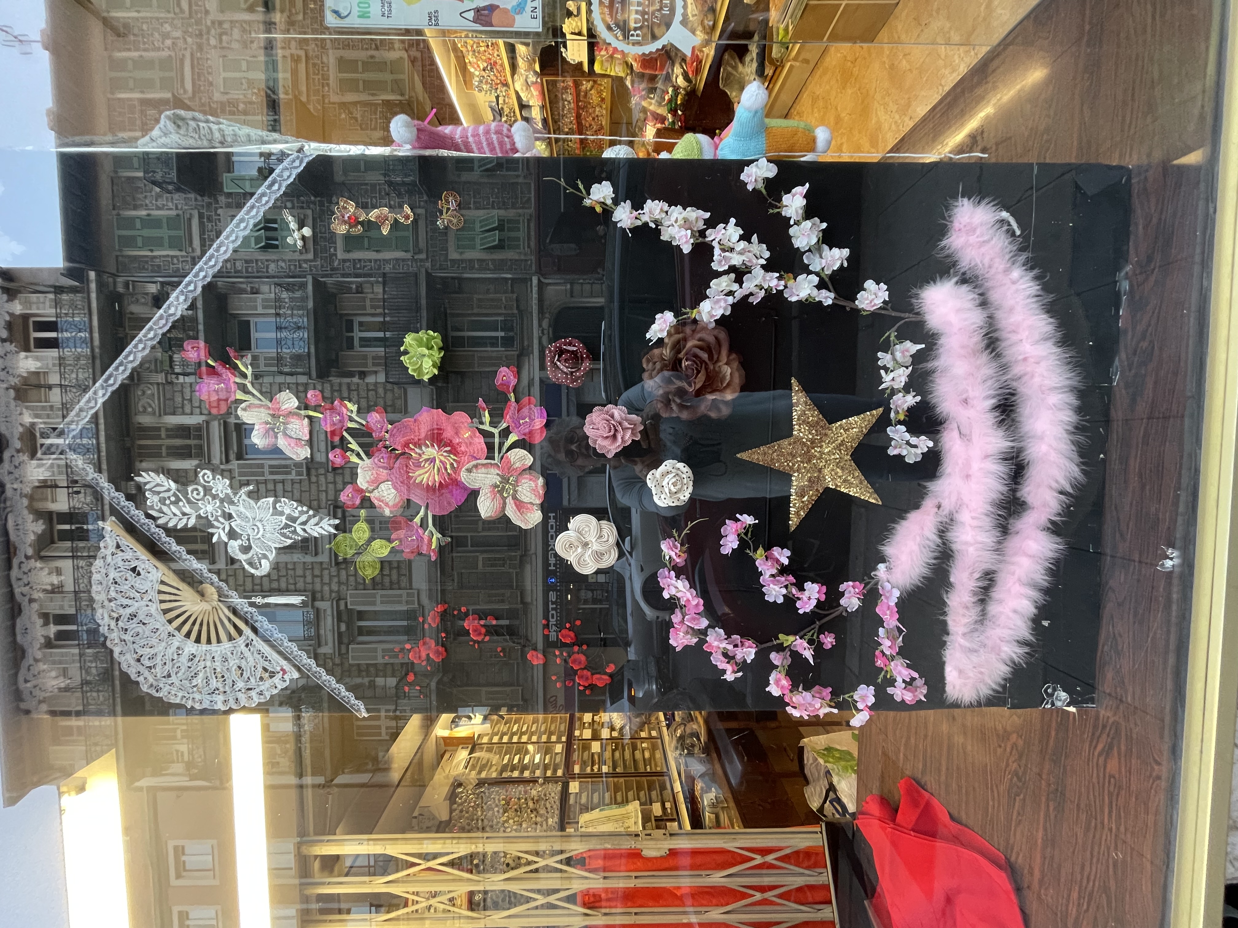 Mercerie de quartier très ancienne, je dois m’en séparer pour des raisons médicales .
Le bail est tous commerces sauf friterie  . 
Appelez moi si vous avez besoin de renseignements.