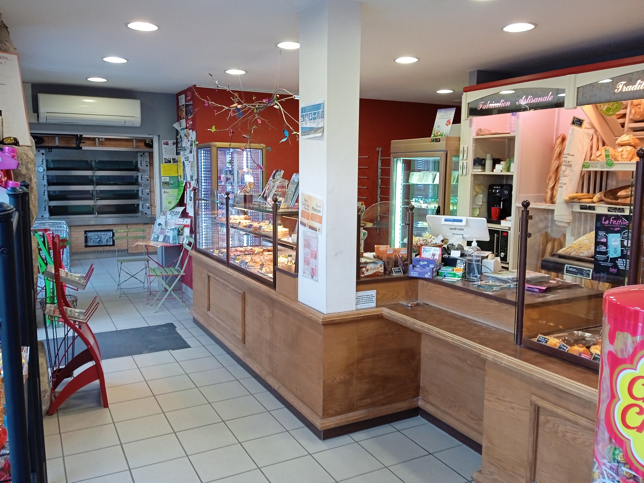 Boulangerie Pâtisserie située dans un bourg centre avec tout commerces sur l'axe Valence-Le Puy.
(Médecin/pharmacie)
Fournil + Labo pâtisserie 100m2
Magasin 30m2
Locaux et matériels très bien entretenus.
Chiffre d'affaire tout magasin.