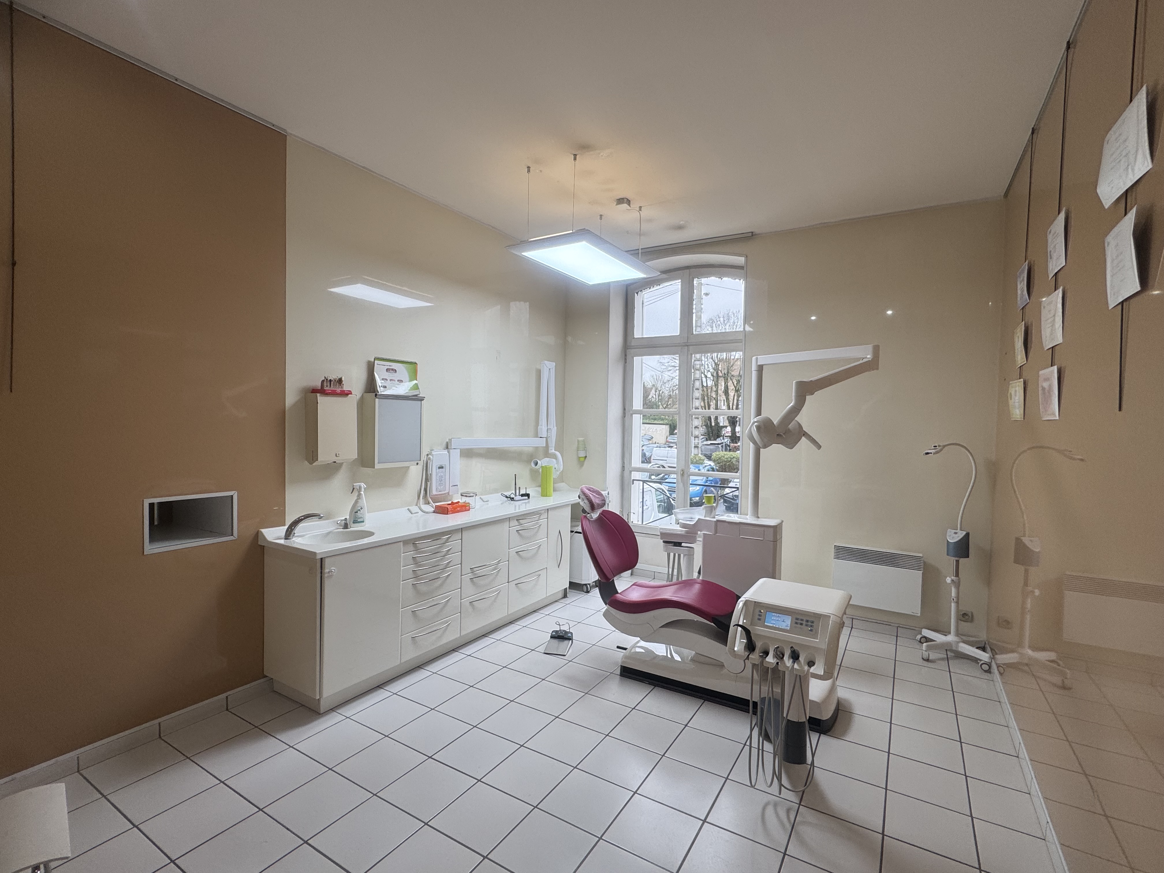 🦷Fonds de commerce Cabinet Dentaire   équipé à vendre – 110 m² – Patientèle existante – Coulommiers

Belle opportunité pour chirurgien-dentiste souhaitant s’installer rapidement !

À vendre fonds de commerce d’un cabinet dentaire entièrement équipé, idéalement situé à Coulommiers, à seulement 2 minutes à pied du centre-ville, dans un secteur dynamique avec accès facile et stationnement à proximité.

D’une surface d’environ 110 m², le cabinet est fonctionnel et bien agencé. Il comprend :
•3 salles de soins équipées
•1 salle de chirurgie
•1 salle de radiologie panoramique
•1 salle de stérilisation conforme aux normes
•1 vestiaire
•1 grande salle d’attente
•1 petite salle d’attente

Le cabinet est vendu entièrement équipé, avec notamment :
•fauteuils dentaires
•radio panoramique
•matériel professionnel complet

📊 Chiffre d’affaires moyen sur 4 ans : 125 000 €
👥 Patientèle fidèle et régulière
📅 Cabinet en activité depuis 2018

💰 Conditions de loyer:
• 1 dentiste  : 1 500 € /mois
• 2 dentiste :  2.000 € /mois
💰 Prix de cession du fonds de commerce : 139 000 €

Une excellente opportunité pour une première installation ou pour développer une activité existante dans un secteur recherché de Seine-et-Marne.

📄 Dossier et informations complémentaires sur demande.

Prix : 139.000 € 

📞 Contact : Filomena ALVES - 07 78 80 72 17
✉ filomena.alves@advicim.com