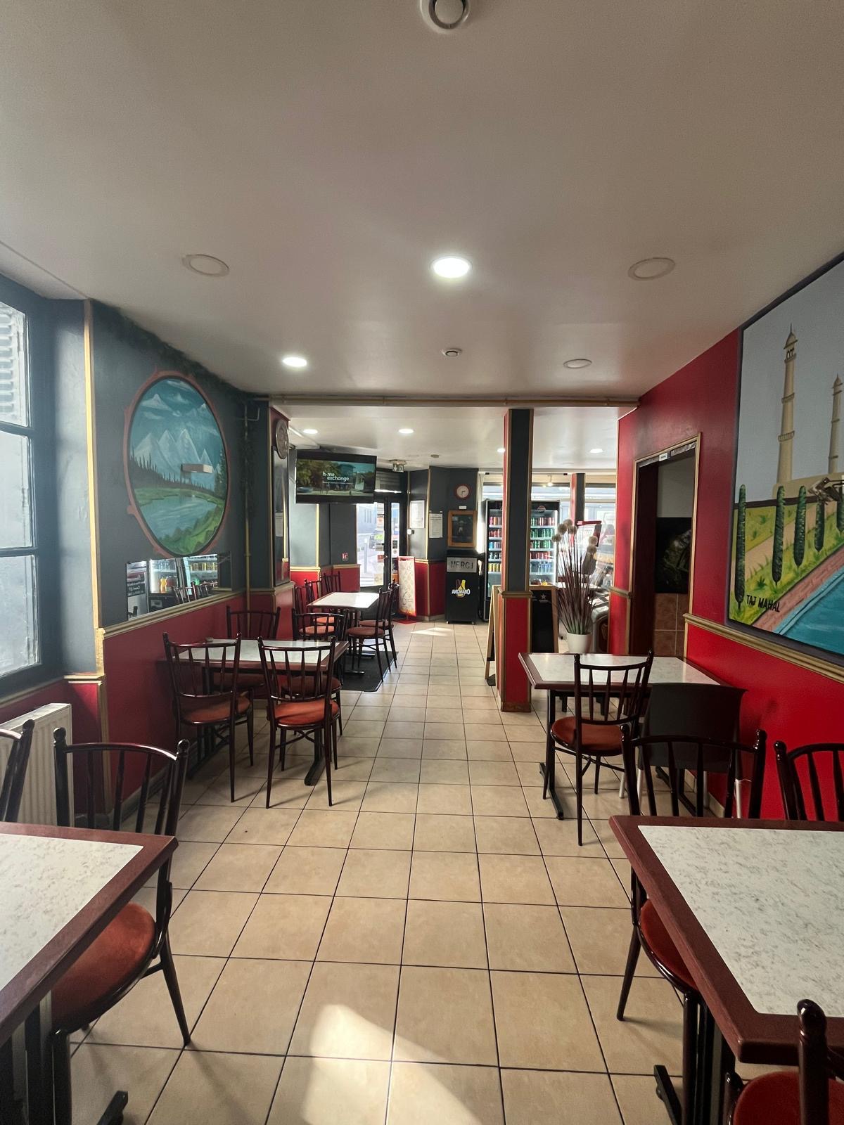 📍Fonds de commerce de restauration à vendre – Saint-Ouen-sur-Seine 

Situé au 24 rue des Rosiers à Saint-Ouen, dans un secteur très fréquenté, à proximité de la Mairie de Saint-Ouen, du métro Garibaldi (ligne 13) et du célèbre Marché aux Puces, ce restaurant bénéficie d’un emplacement stratégique avec une clientèle locale fidèle, sa bonne réputation et un fort passage touristique. 

Le restaurant est spécialisé dans le poulet grillé, les wings et les burgers. L’activité est développée sur place, à emporter et en livraison. Il dispose d’une surface de 80 m² comprenant une salle, une cuisine équipée et une réserve. L’établissement est parfaitement entretenu, avec une extraction aux normes.

✅ Plus de 190 avis Google⭐
✅ Excellente réputation 
✅ Clientèle locale et touristique 
✅ Matériel en très bon état ✅ Aucun travaux à prévoir 
✅ Possibilité d’aménagement d’une terrasse 

Prix : 145 000 € 

Pour plus d’informations ou organiser une visite, merci de nous contacter.