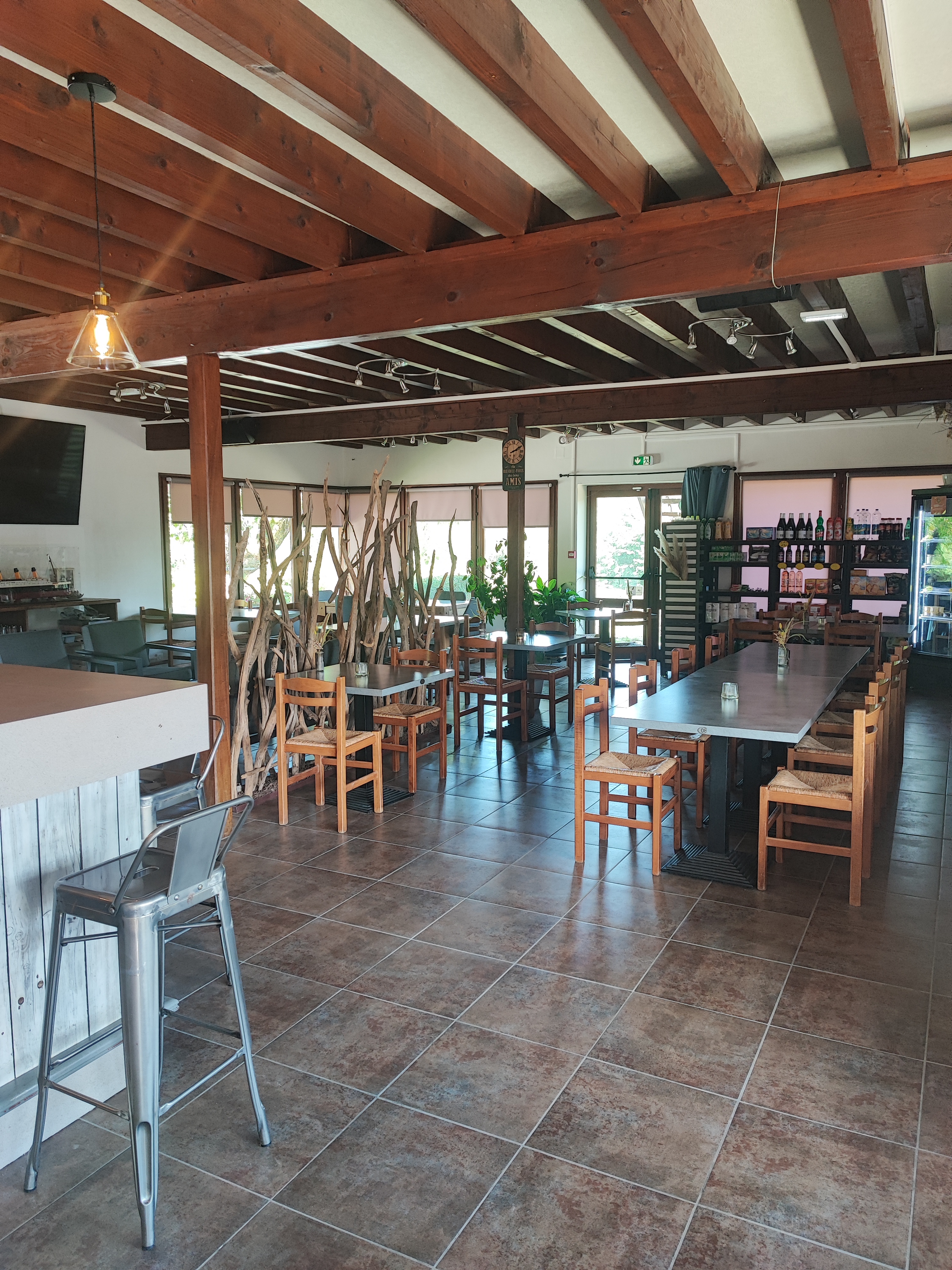 La commune d'Arnac - CANTAL - lance un appel à candidatures pour la gestion et l'exploitation du bar/restaurant/épicerie "Le Bistro du Lac" situé au Village vacances Camping Paradis La Gineste à compter du 1er Janvier 2026.
Les candidatures sont à transmettre à la Mairie d'Arnac - 40 Rue Saint-Laurent - 15150 ARNAC ou par mail : mairiearnac@wanadoo.fr
Pour plus de renseignements, appelez au 04.71.62.90.57