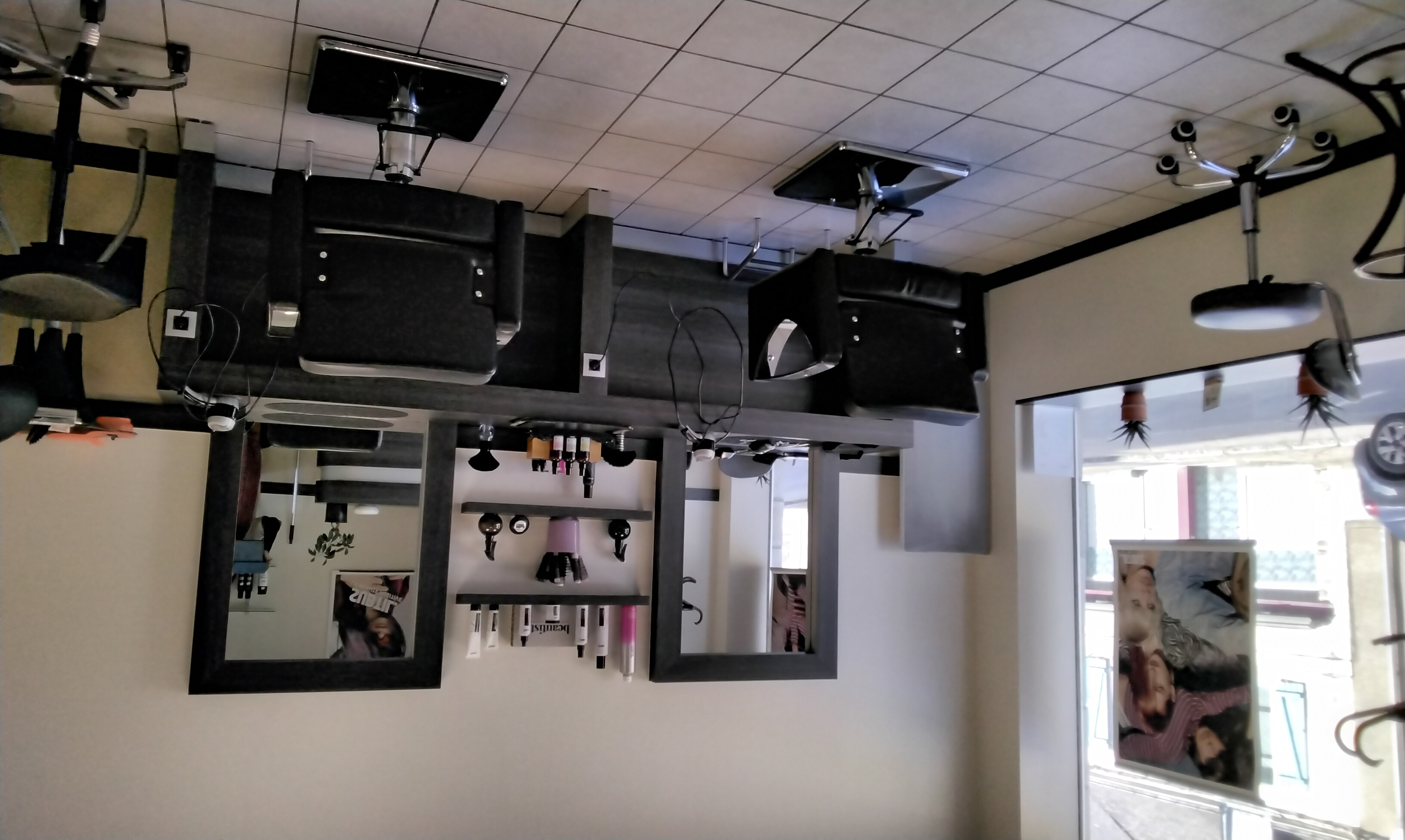 À vendre salon de coiffure en Bretagne dans le Morbihan créé depuis 25 ans dans une commune de 1900 habitants sans concurrence.