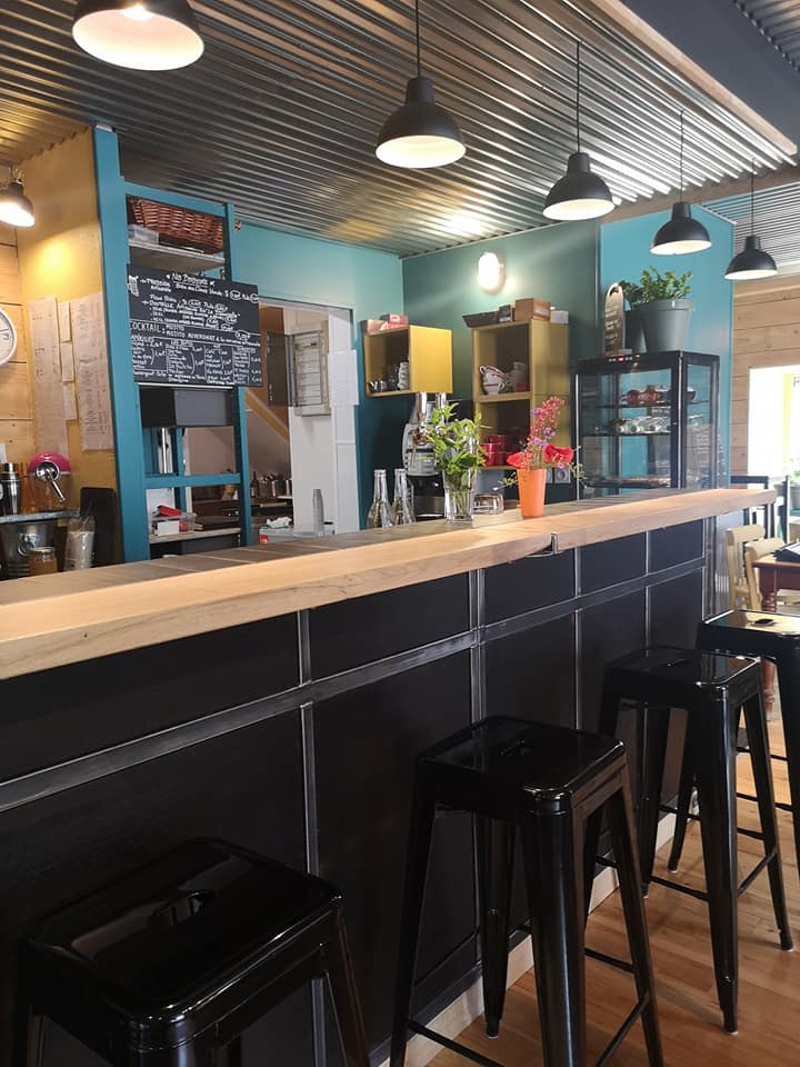 Située en plein coeur du bourg de St jacques des Blats, nous mettons en vente notre fond de commerce (local commercial idéal pour la restauration) .
	-Le locale est une bâtisse en pierre datant de 1910 , toit ardoise.. 
	-Rez de chaussée: commerce, bar épicerie restaurant meublé, cuisine équipée pro ( plancha, four trimix, piano, saladette réfrigérée, plonge...), le tout refait à neuf en juillet 2021, équipement neuf. Côté commerce: comptoir et épicerie réalisé par un artisan local. Réserve de 30m2. Chaudière à boise ou granulés. Licence 4. Terrasse de 50 places . Intérieur de 30 places.
	-PRIX  105 000€ fond de commerce /// 800€ TTC location murs commerce 

Possibilité de louer appartement  au dessus PRIX 700€ TTC
Les travaux de rénovation datent de 2023 pour la partie habitation avec une très bonne isolation, fenêtre pvc double vitrage.
	- 1er étage : habitation avec grande pièce de vie ouverte de 90m2 avec cuisine, salon, salle à manger, bureau (loft). Poêle à granulés.		.
	- 2éme étage : 2 chambres , salle de bain douche, baignoire, wc.
	-Comble aménagé : 1 chambre en mezzanine

A 5 min de la station de ski de Super Lioran, idéalement située pour les départs de randonnée. Ce petit village accueillant du Cantal possède plusieurs commerces (boulangerie, bar tabac, camping, plusieurs hôtels restaurant) ainsi qu'une école, La poste. Vue imprenable sur les montagnes. 

Demande de photos supplémentaires ainsi que les bilans du commerce sur demande.
Contact par Mail ou Boncoin uniquement.
Pas de gérance au location vente.
Possibilités de vente des murs par la suite.