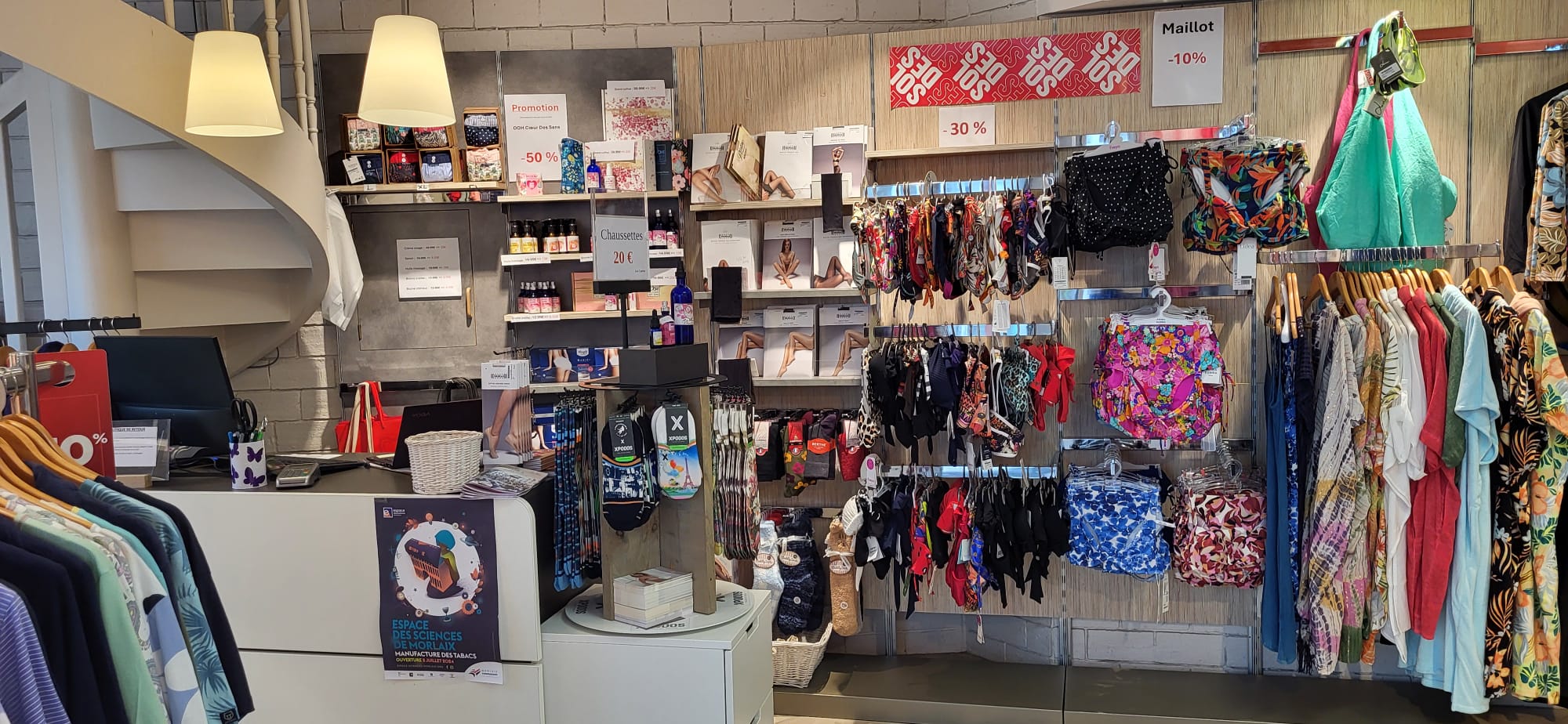 A vendre fonds de commerce en lingerie en plein cœur de Morlaix (29) avec un bon CA et un très bon fichier clients, pour cause de déménagement.
Il y a 45 M2 de surface de vente, 3 cabines d'essayage, un bureau de 12 M2 à l'étage, une réserve de 45 M2 et un coin cuisine/ WC à l'étage.
Loyer modeste pour emplacement sur rue principale et passante en voiture et avec un large trottoir.