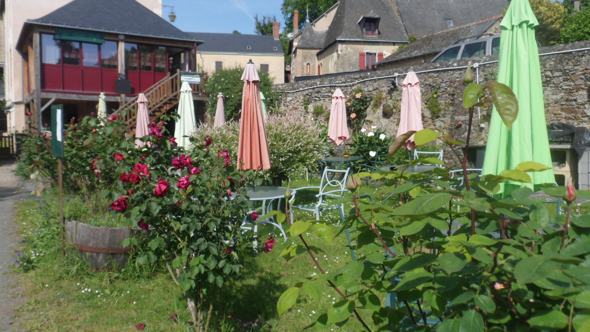 dans un village de charme au bord de la rivière Mayenne se trouve LE PETIT CAFE 
tenu depuis 17 ans, clientèle fluviale, gîtes, camping....village touristique
affaire pouvant convenir à un jeune couple motivé car beaucoup de potentiel à développer
appartement au dessus du commerce
FDC 50000