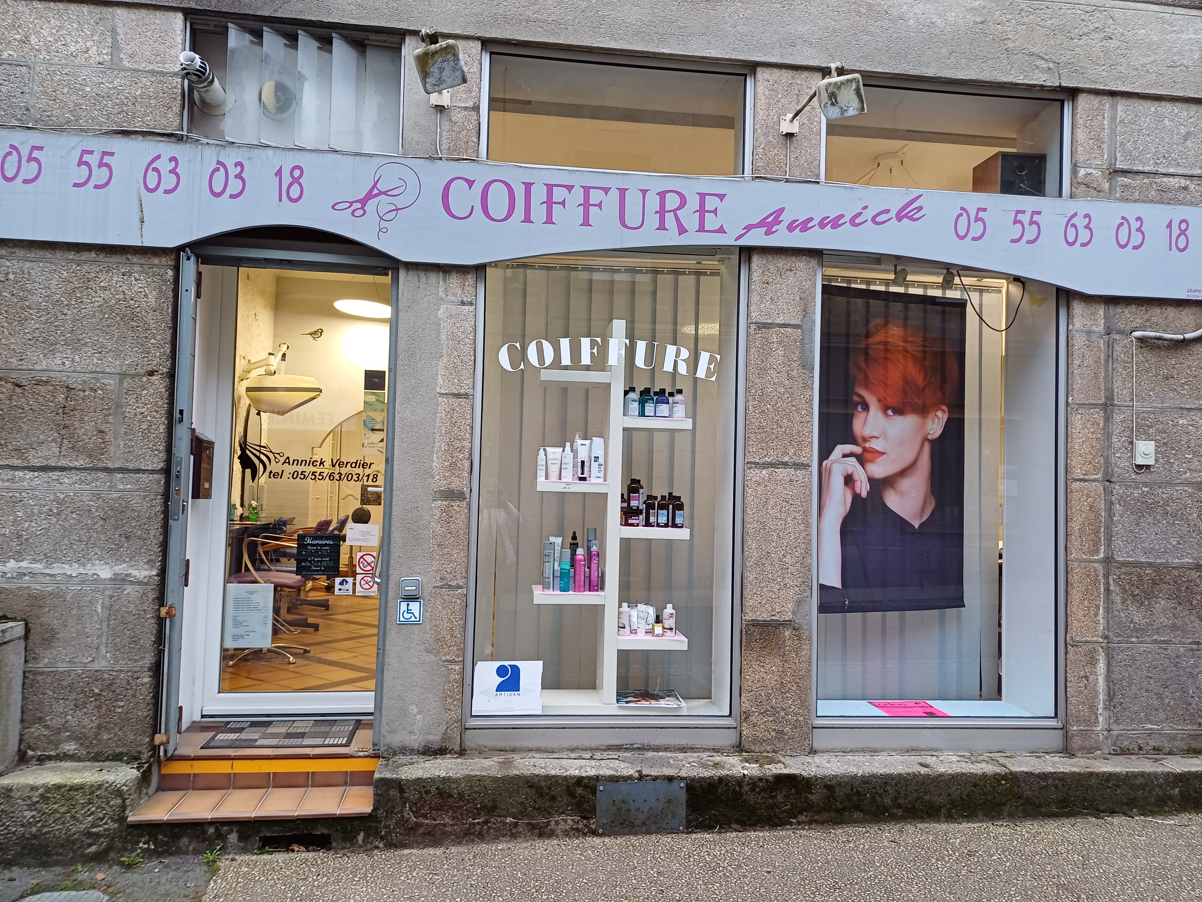 Suite à un départ à la retraite, ce fond de commerce de ce salon de coiffure est à vendre.  
Il est situé en centre-ville de La Souterraine, en Creuse, à proximité de commerces, écoles, collège,  lycée,  professionnels de santé, gare, piscine,  cinéma...
Fond de commerce de 40m2, équipé  (7 coiffeuses, 2 bacs électriques à shampooing, fauteuils ...)
Clientèle fidèle.
Prix du fond de commerce : 21000€
Actuellement,  prix du loyer : 569€/mois
Le + : dispositif d'aide au loyer au démarrage proposé par la municipalité de La Souterraine. 

Pour plus de renseignements,  vous pouvez contacter la gérante du salon au 05.55.63.03.18

Pas sérieux, merci de vous abstenir.