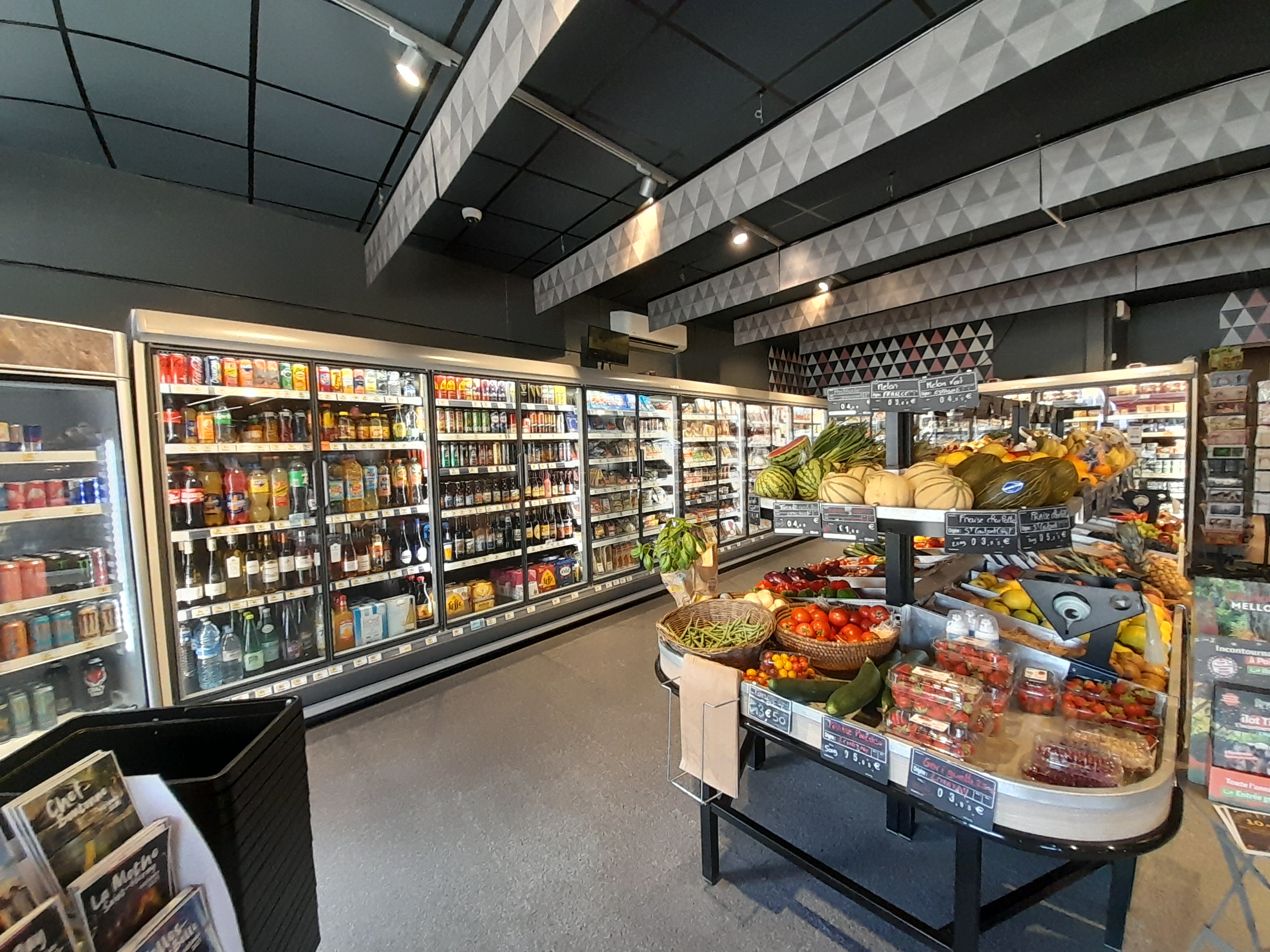 À céder : Fonds de commerce sous enseigne SPAR
Emplacement central avec grand parking, au cœur d'un centre-bourg dynamique du sud Deux-Sèvres.

Un commerce bien implanté, au service de tous
Ce magasin bénéficie d'une clientèle fidèle, locale et touristique, dans un environnement commerçant actif. Il incarne l'esprit de proximité et de service, avec une offre complète et diversifiée.

Les atouts du local
Surface de vente : 255 m²
Réserves et bureaux : 200 m²
Activité dominante : boucherie / charcuterie / traiteur (37 % du CA)
Matériel complet et entretenu : meubles froids (2018) et négatifs, vitrines (2025), rôtissoire, rayonnages, climatisation (2018), vidéosurveillance. 
Loyer mensuel : 1 788 € (bail commercial en cours)

Services proposés
Presse
Rôtissoire
Point Poste (vente de timbres)
Photocopies
Gaz
Dépôt pressing
Mondial Relay
Dépôt couture
Portage de repas

Un cadre rural attractif et vivant
Commune de 1 500 habitants, en plein renouvellement démographique
Tous commerces à proximité : La Poste, bar, boulangerie, restaurant, banque, coiffeur, pharmacie, agence immobilière, fleuriste…
Offre médicale complète : cabinet médical, 3 médecins, infirmière, 3 kinés + projet de maison de santé
Écoles sur place : maternelle, primaire, collège – Lycées à Ruffec (16) et Melle (79)
Marché hebdomadaire tous les jeudis matin
Plan d'eau avec restaurant, pêche et loisirs
Affluence renforcée en période estivale

 Horaires d'ouverture
Saison estivale (6 avril – 30 août)
Lundi au samedi : 8h00 – 13h00 / 15h00 – 19h30
Dimanche et jours fériés : 8h30 – 13h00

Hors saison
Mardi au samedi : 8h00 – 13h00 / 15h00 – 19h30
Dimanche et jours fériés : 8h30 – 13h00
Fermé le lundi

Prix de cession : 350 000 €

Rejoignez une enseigne humaine et indépendante, au service de la proximité et du lien social.  Contactez-nous pour en savoir plus et concrétiser votre projet.