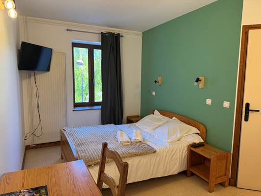 À VENDRE – HÔTEL RESTAURANT TRAITEUR – HAUT-BEAUJOLAIS (69)

Situé à Propières, au cœur du Haut-Beaujolais, établissement exploité depuis plus de 12 ans, bénéficiant d’une clientèle fidèle et d’une activité diversifiée.

L’établissement comprend :

* Hôtel 2 étoiles de 7 chambres, offrant 23 couchages.
* Restaurant avec cuisine professionnelle équipée.
* Salle de réception de 60 personnes.
* Activité traiteur développée et clientèle fidélisée.
* Fort potentiel de développement en gîte de groupe, séminaires et événements.

Affaire clé en main, idéale pour un couple de professionnels ou des porteurs de projet.

Vente du fonds de commerce avec possibilité d’acquisition des murs.

Accompagnement possible à la reprise.

Prix et renseignements sur demande.