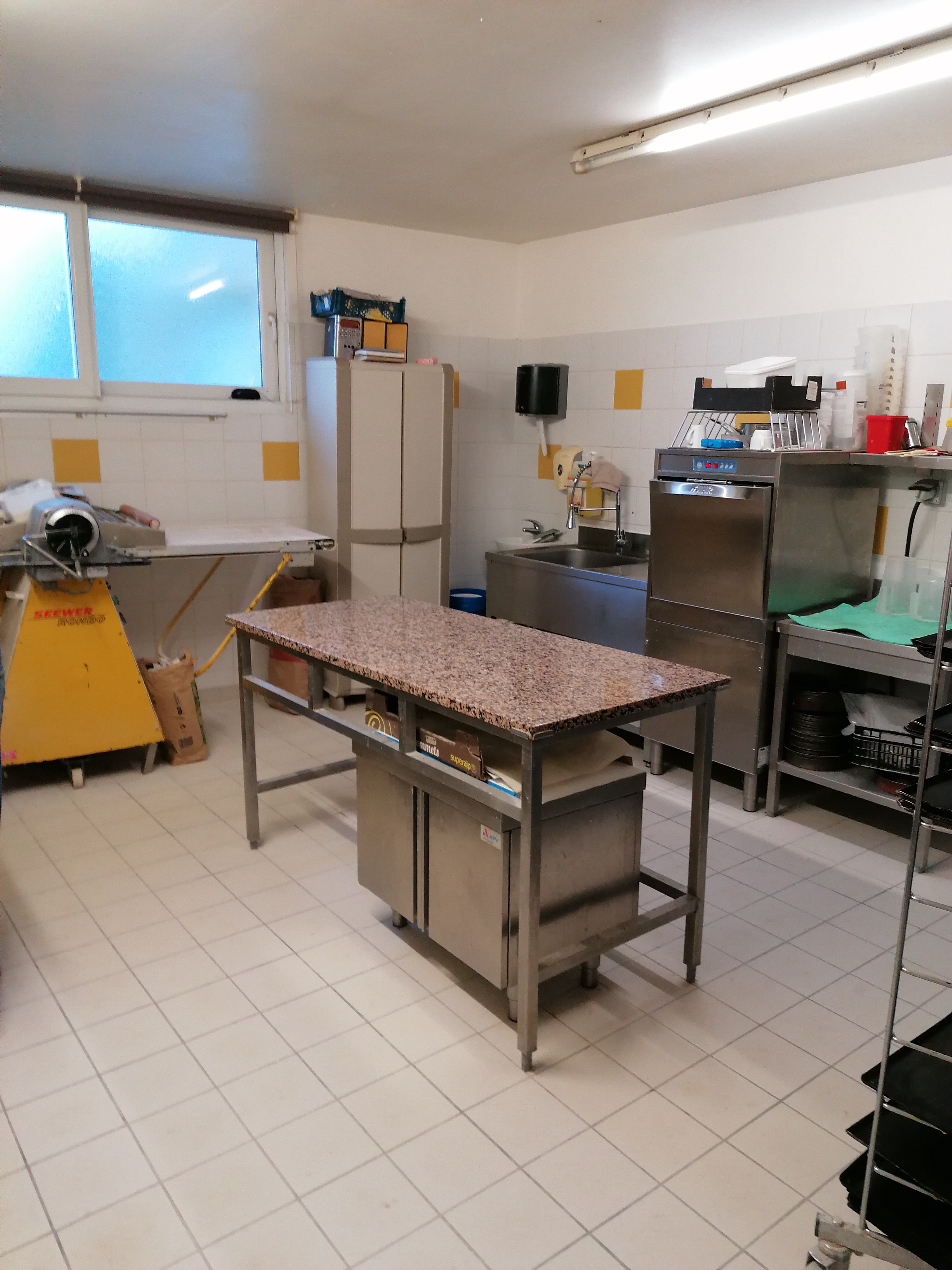 A VENDRE BOULANGERIE PATIISSERIE DANS UN COMMUNE PROCHE DE LA MER
AVEC MAISON D HABITATION SPACIEUSE
TENU DEPUIS 31 ANS NOUS AIMERIONS PASSER LA MAIN
COMMUNE TRES DYNAMIQUE 
PETIT COIN DE PARADIS