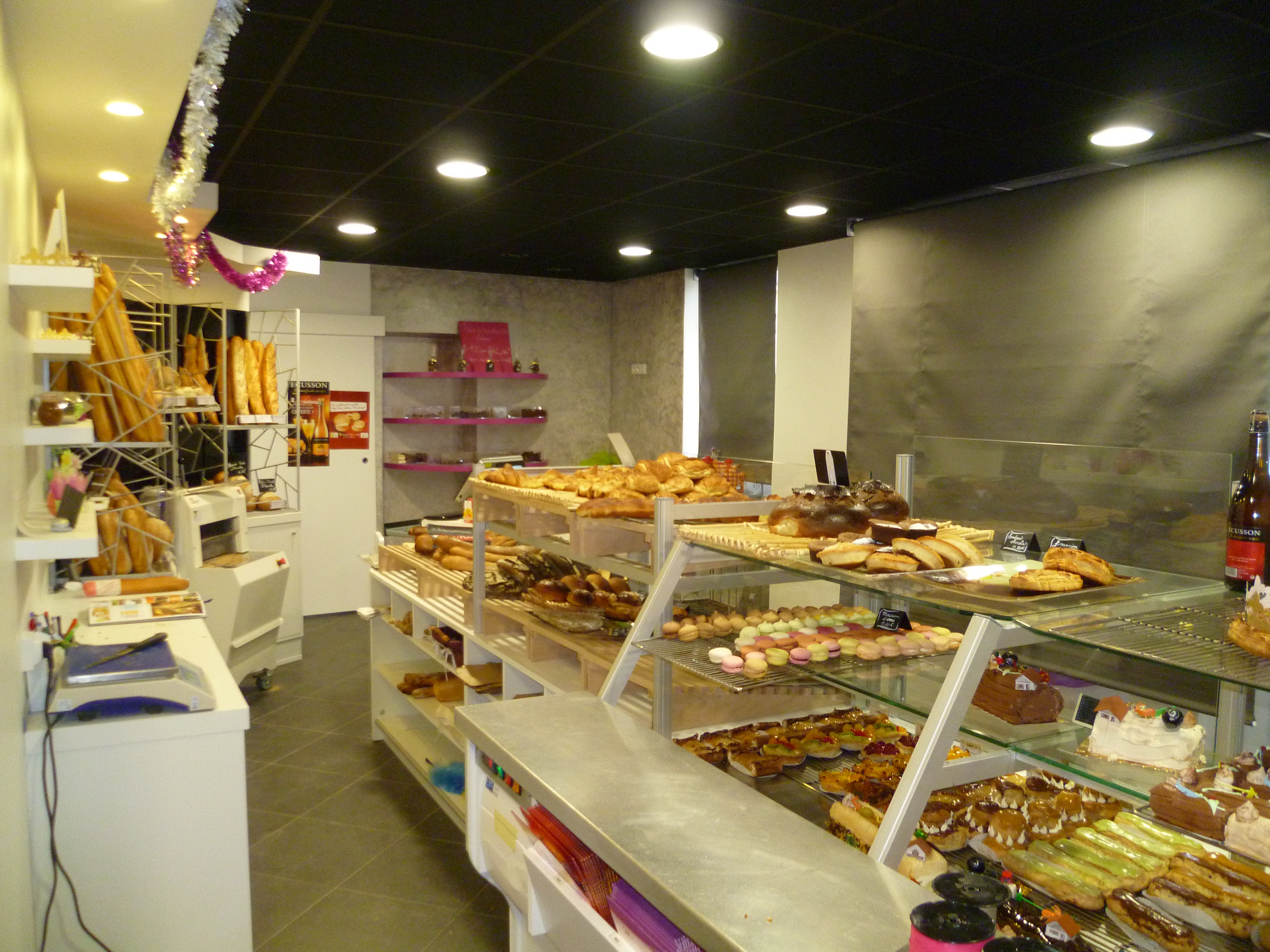 Boulangerie située au centre d'une commune dynamique et qui ne cesse de s'agrandir (lotissements tout autour), à 15 min de Lorient. Entouré de plusieurs autres commerces.(superette; bar tabac PMU, médecin crêperie, pizzeria...) 
Le matériel est récent . Se compose d'un labo pâtisserie, un fournil, plusieurs zones de stockage, l'ensemble est de plain pieds aucune marches.
Partie Social : 1 ouvrier /1 apprenti/ 4 vendeuses
Le logement sur place se compose de 5 chambres, 2 salles de bain, 2 toilettes, salle à manger et cuisine aménagées.
Affaire très rentable, avec un CA constant et non saisonnier  et sans aucun concurrent à proximité, ne demande qu'a être développée sur plusieurs points.
N'attend qu'un couple de travailleurs qui a envie de se mettre à son compte
Pour plus de renseignements n'hésitez pas à nous contacter
